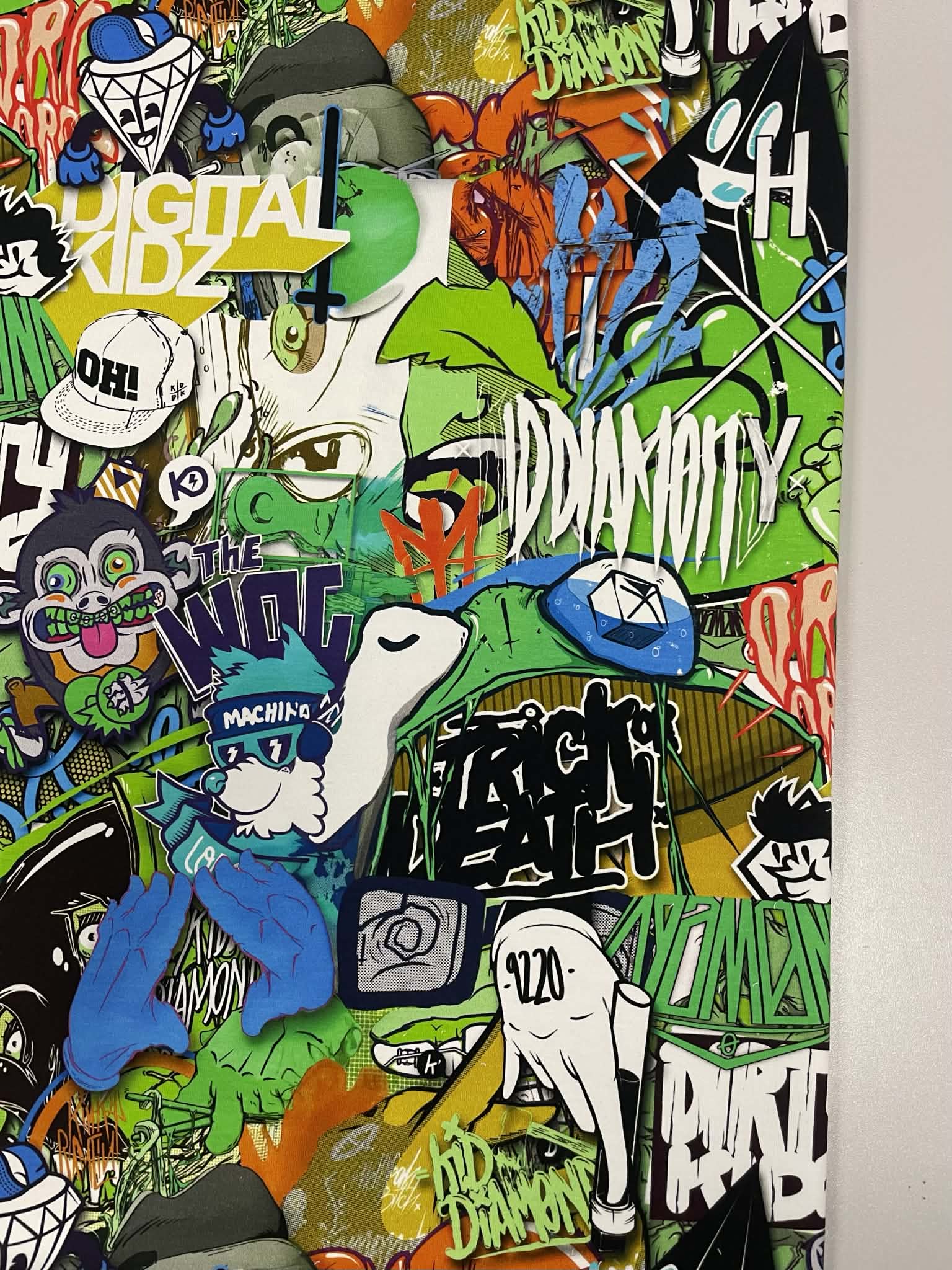 Kilpinis, skaitmeninės spaudos trikotažas Spalvotas grafiti Kilpinis, skaitmeninės spaudos trikotažas Spalvotas grafiti — trikotažas | Trys Pelėdos