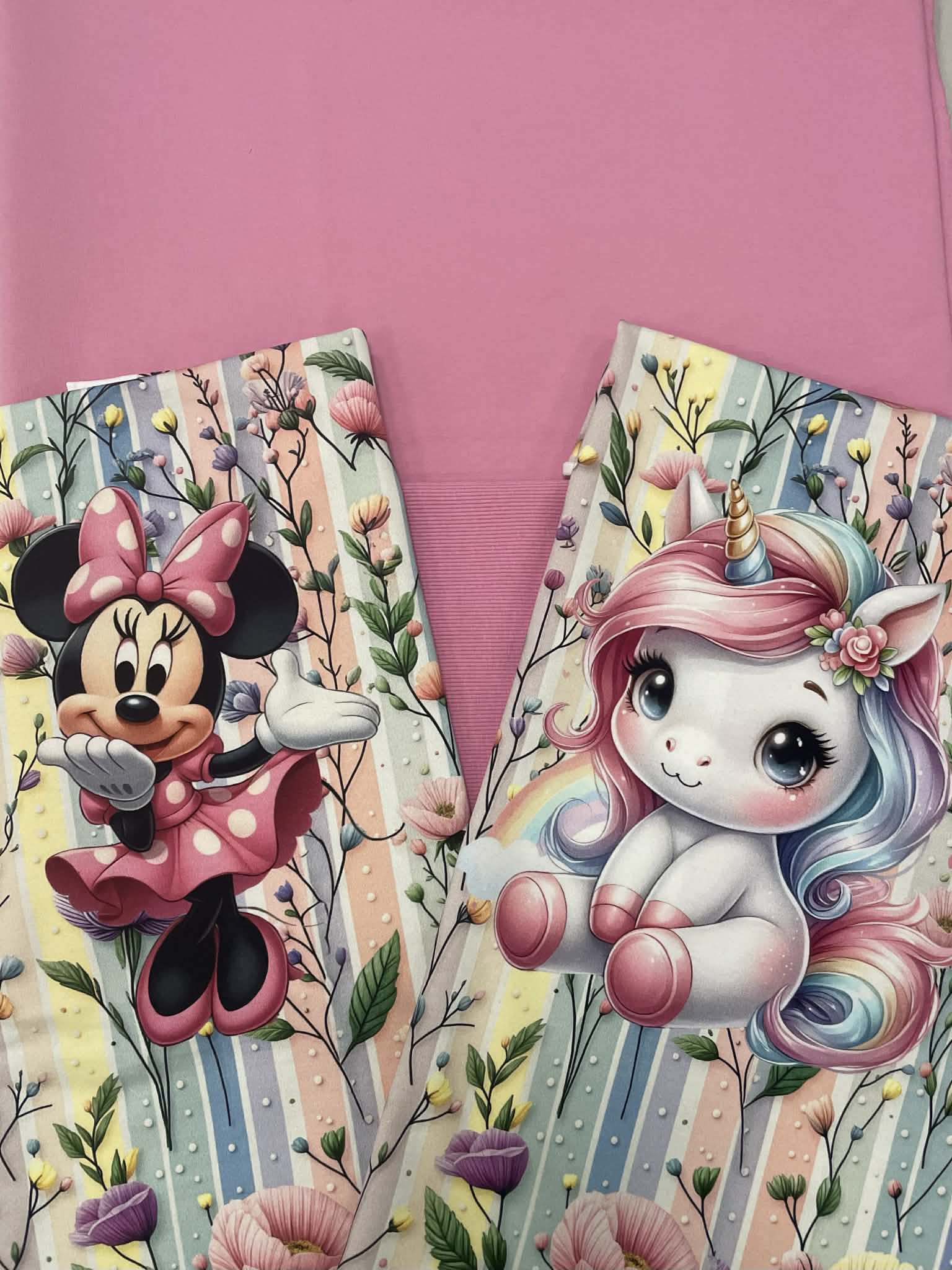 Kilpinio trikotažo, kilpinio trikotažo motyvų ir RIB trikotažo rinkinys Rožinė Mikė ir Vienaragė Kilpinio trikotažo, kilpinio trikotažo motyvų ir RIB trikotažo rinkinys Rožinė Mikė ir Vienaragė