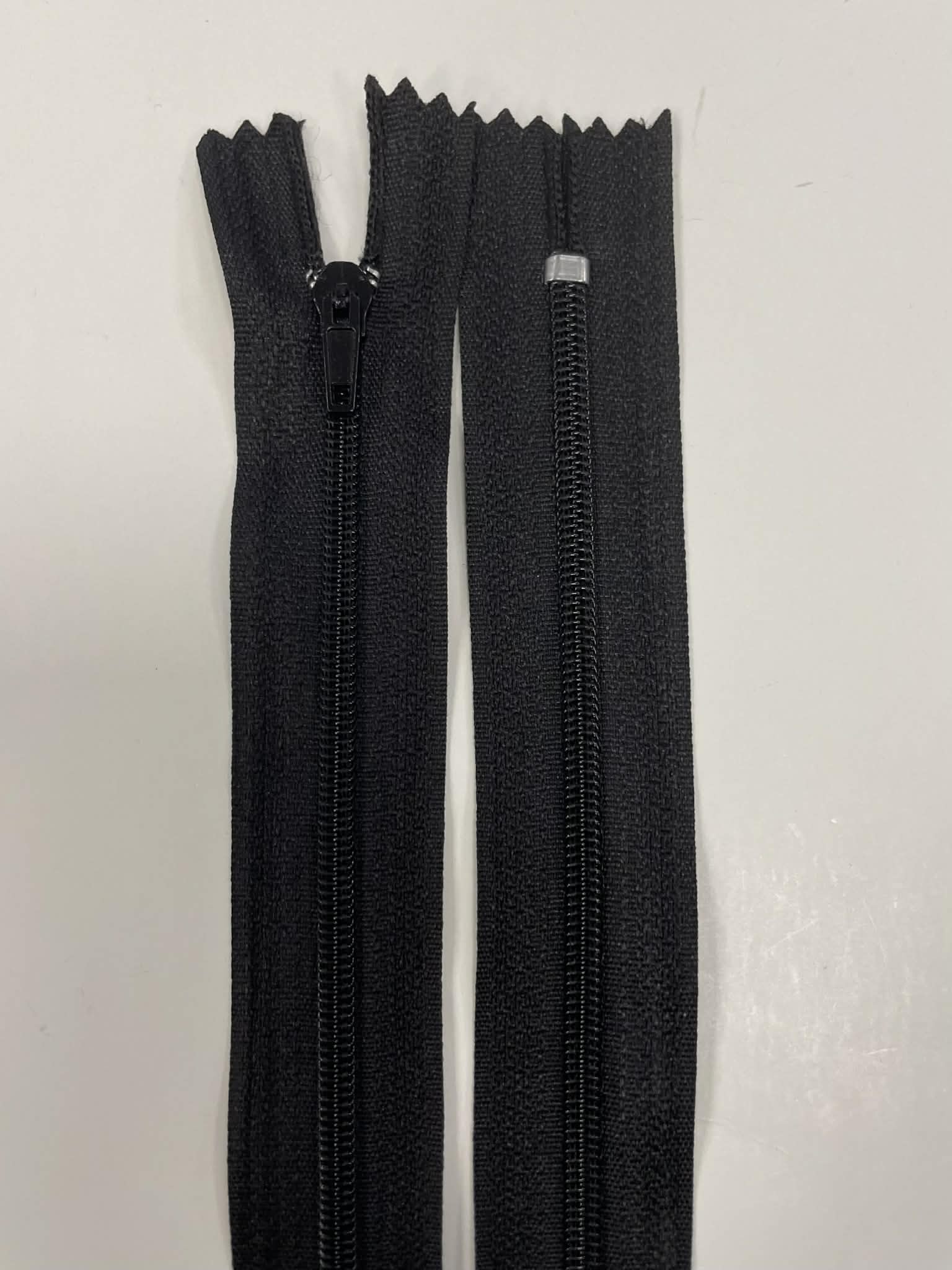 Spiralinis fiksuojamas užtrauktukas "Juodas", 22 cm Spiralinis fiksuojamas užtrauktukas "Juodas", 22 cm — siuvimo užtrauktukai | Trys Pelėdos