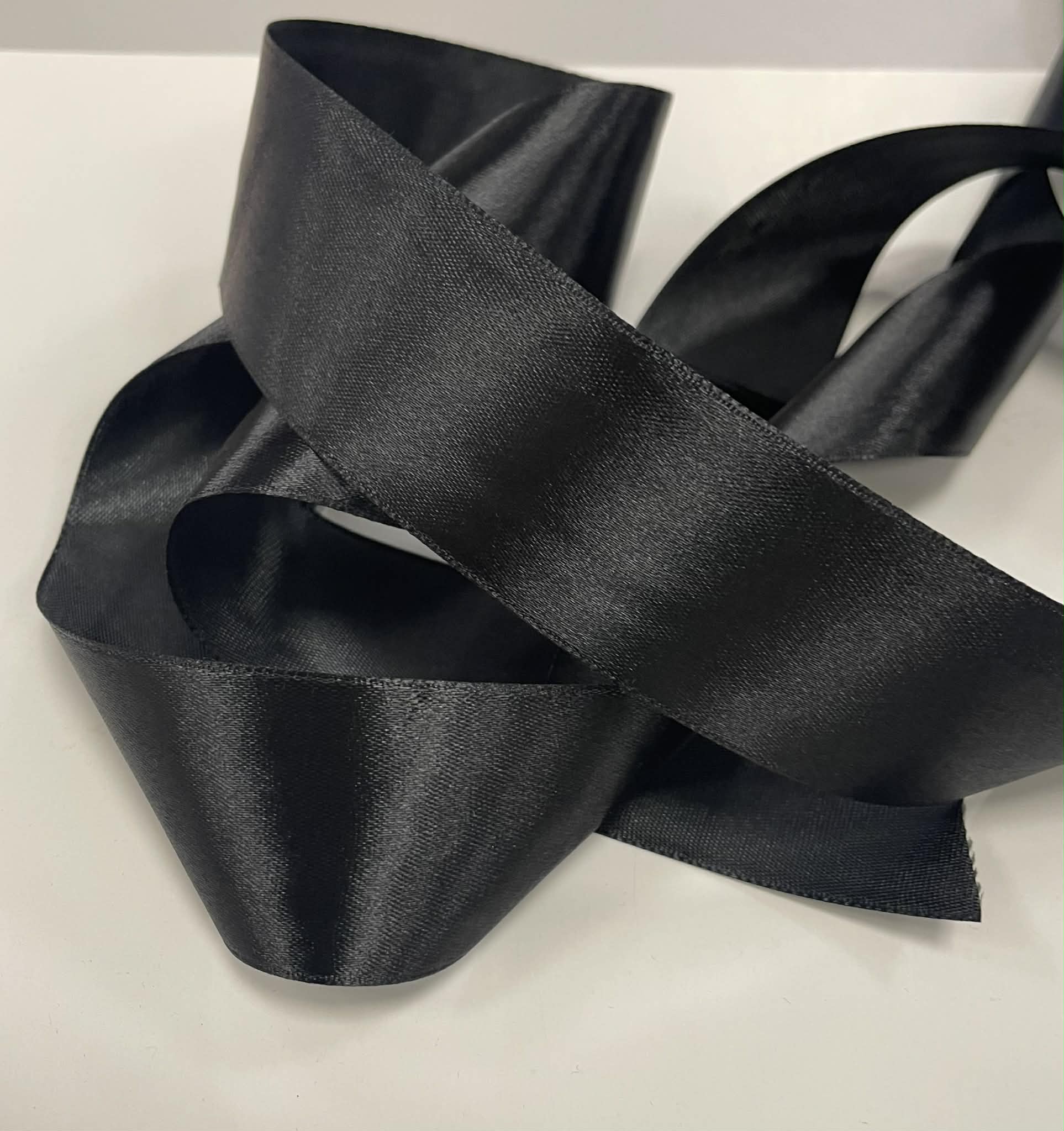 Atlasinė juostelė 40mm, juoda Atlasinė juostelė 40mm, juoda