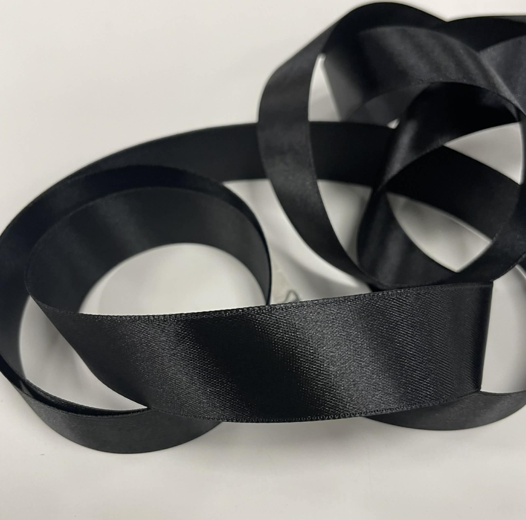 Atlasinė juostelė 25mm, juoda Atlasinė juostelė 25mm, juoda