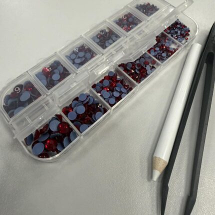 Hotfix kristalų rinkinys, 2000 vnt. dėžutėje, raudona spalva