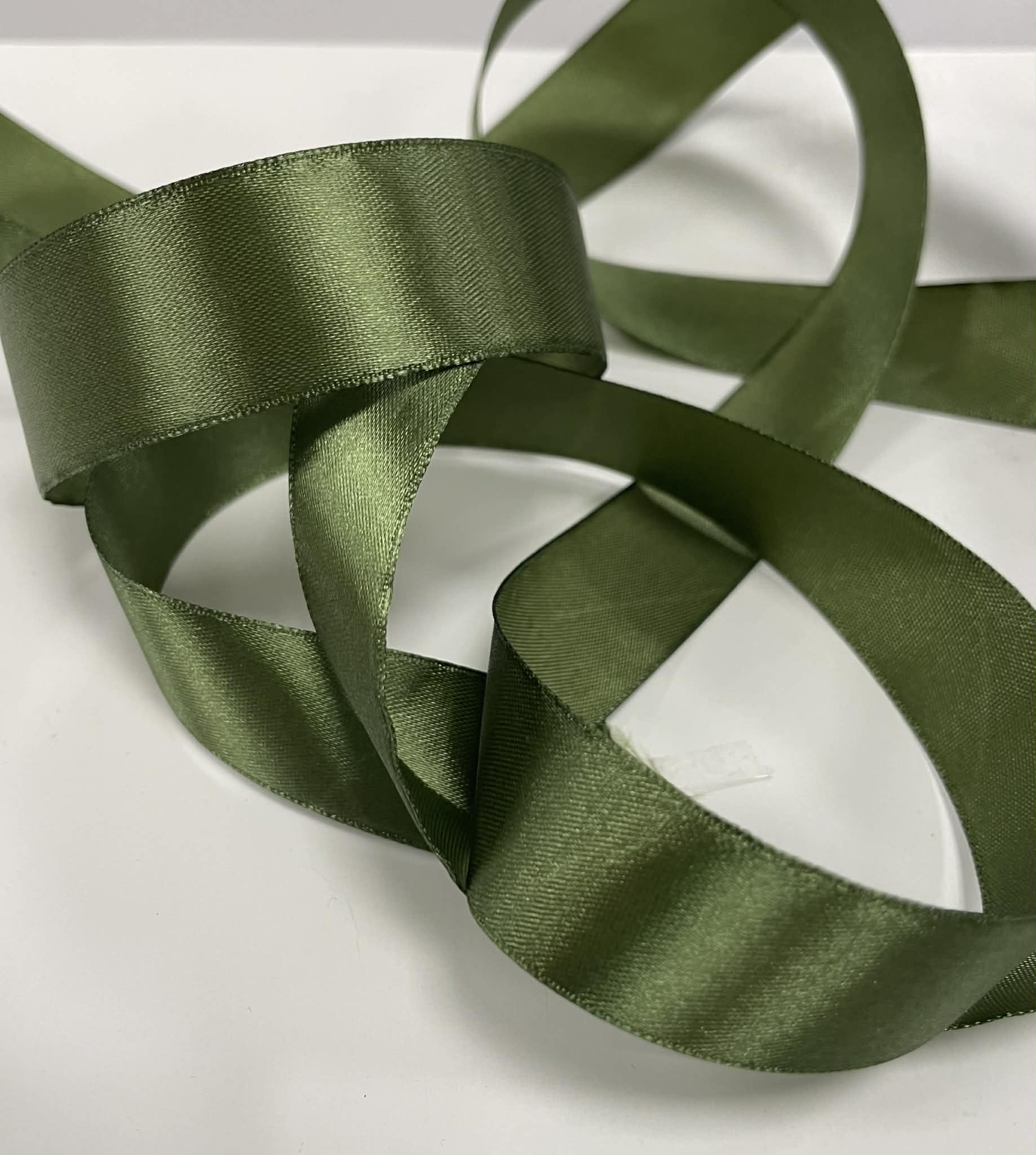 Atlasinė juostelė 25mm, samaninė Atlasinė juostelė 25mm, samaninė