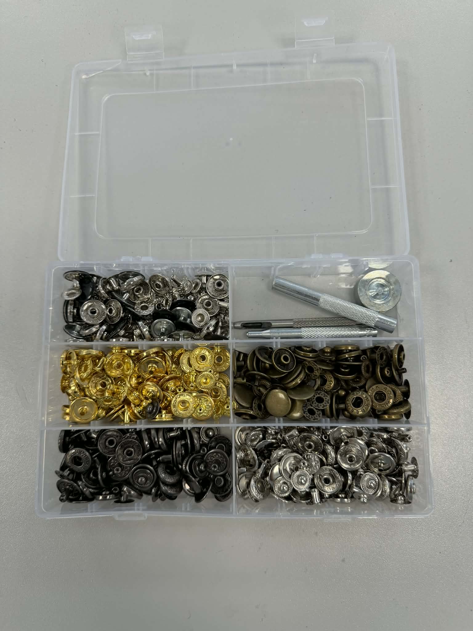 Metalinių spaudžių rinkinys, 15mm, 5 spalvų spaudės ir prietaisas įstatyti joms Metalinių spaudžių rinkinys, 15mm, 5 spalvų spaudės ir prietaisas įstatyti joms