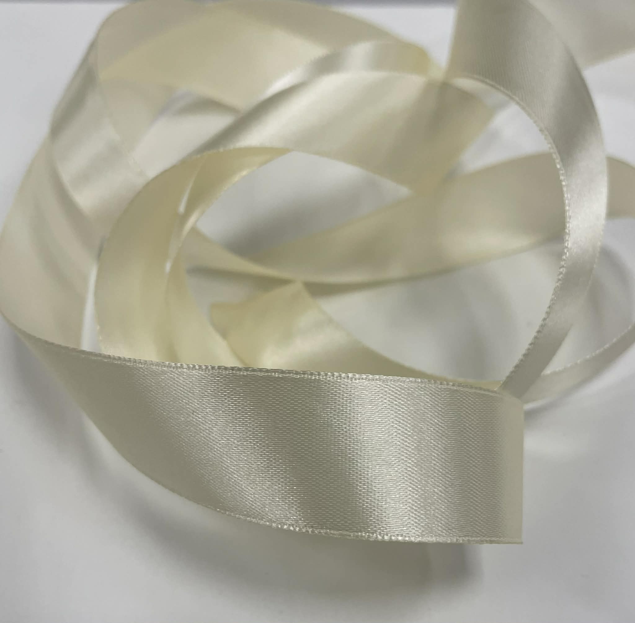 Atlasinė juostelė 25mm, šampaninė Atlasinė juostelė 25mm, šampaninė