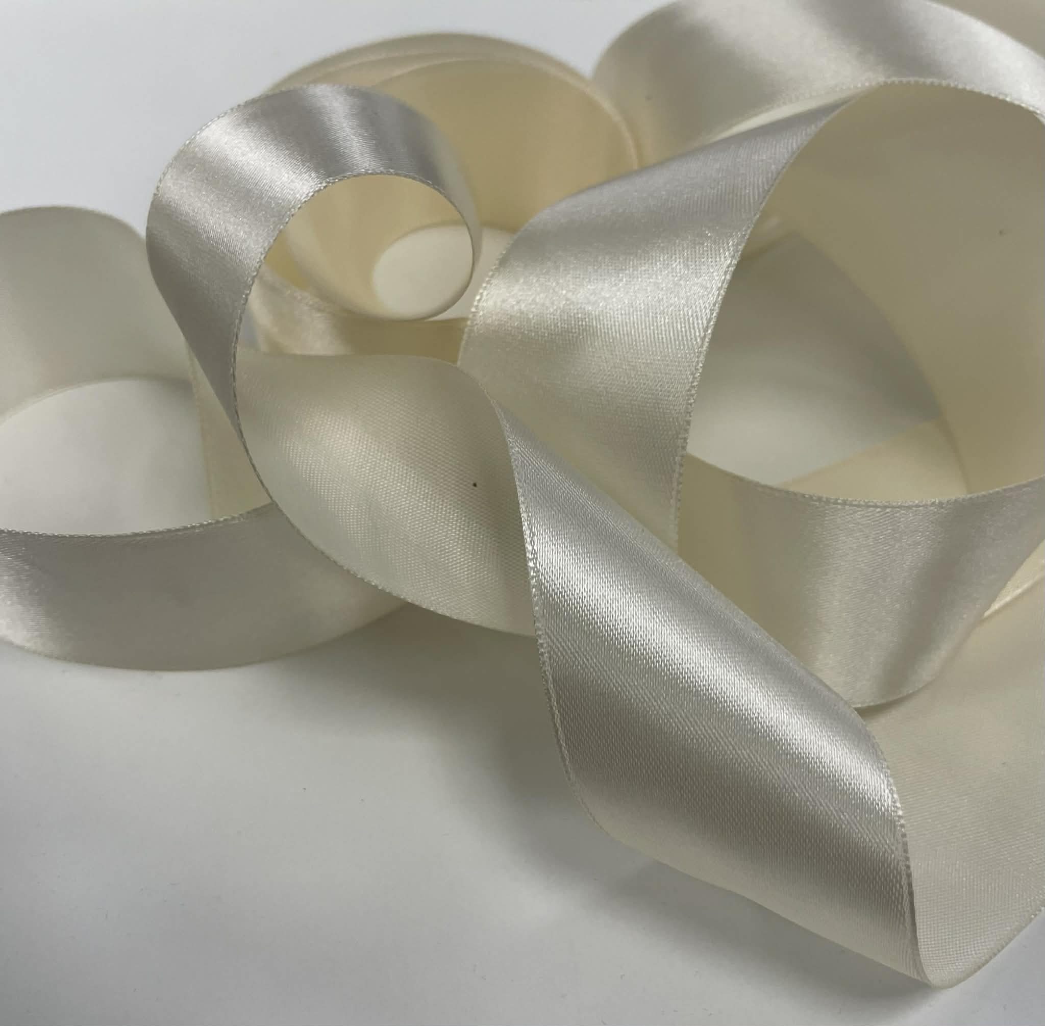 Atlasinė juostelė 40mm, šampaninė Atlasinė juostelė 40mm, šampaninė