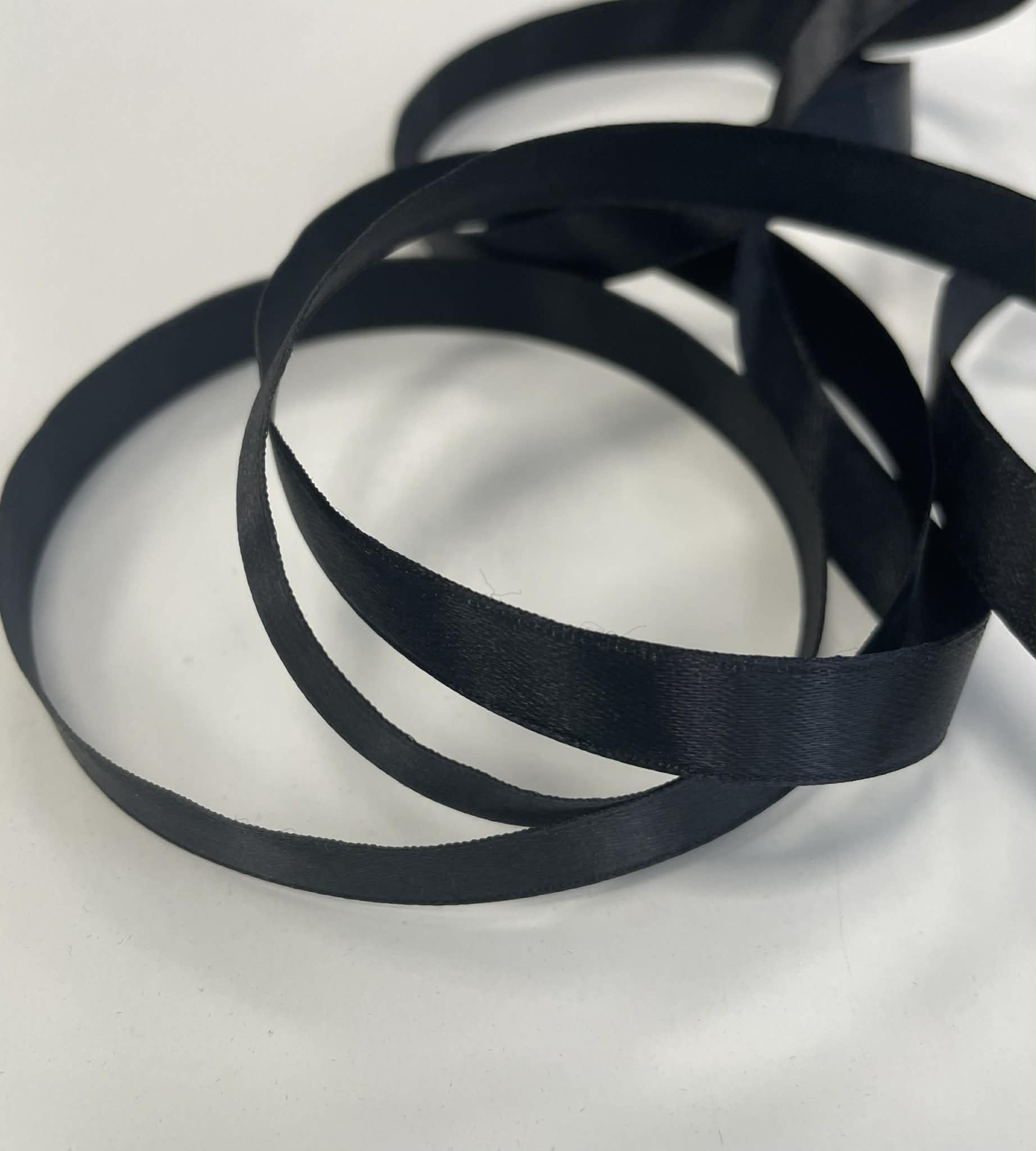 Atlasinė juostelė 12mm, juoda — siuvimo juostelė | Trys Pelėdos