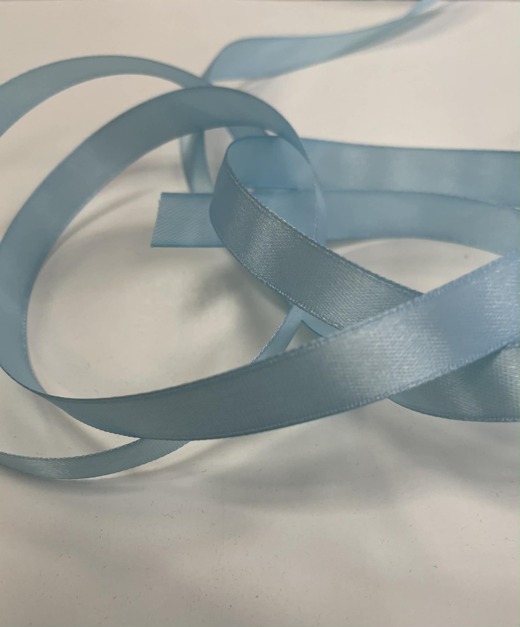 Atlasinė juostelė 12mm, melsva Atlasinė juostelė 12mm, melsva — siuvimo juostelė | Trys Pelėdos