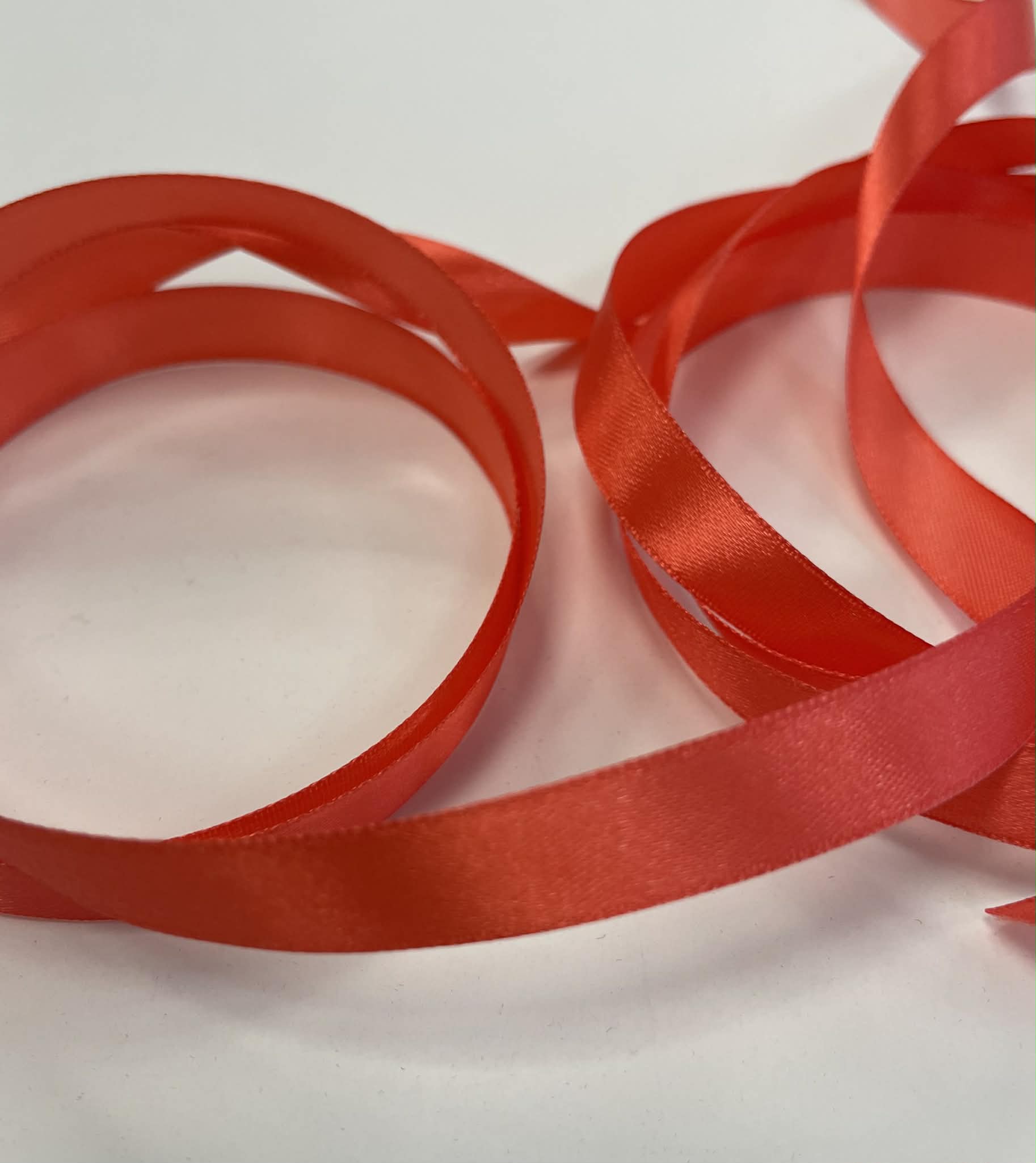 Atlasinė juostelė 12mm, oranžinė Atlasinė juostelė 12mm, oranžinė — siuvimo juostelė | Trys Pelėdos