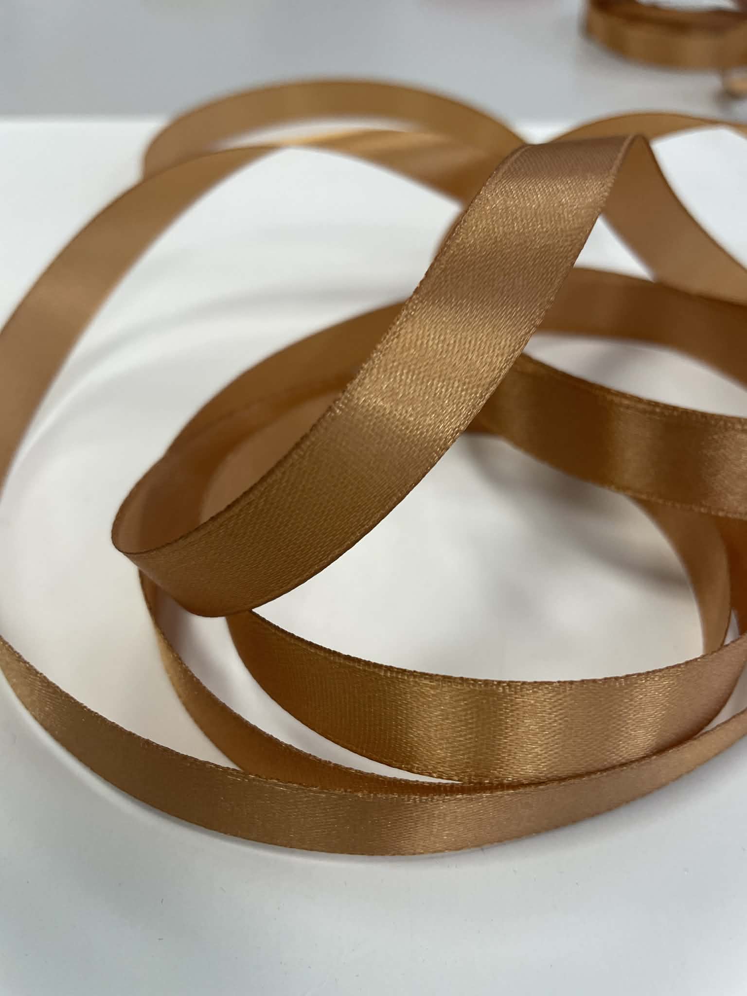 Atlasinė juostelė 12mm, šviesiai ruda — siuvimo juostelė | Trys Pelėdos