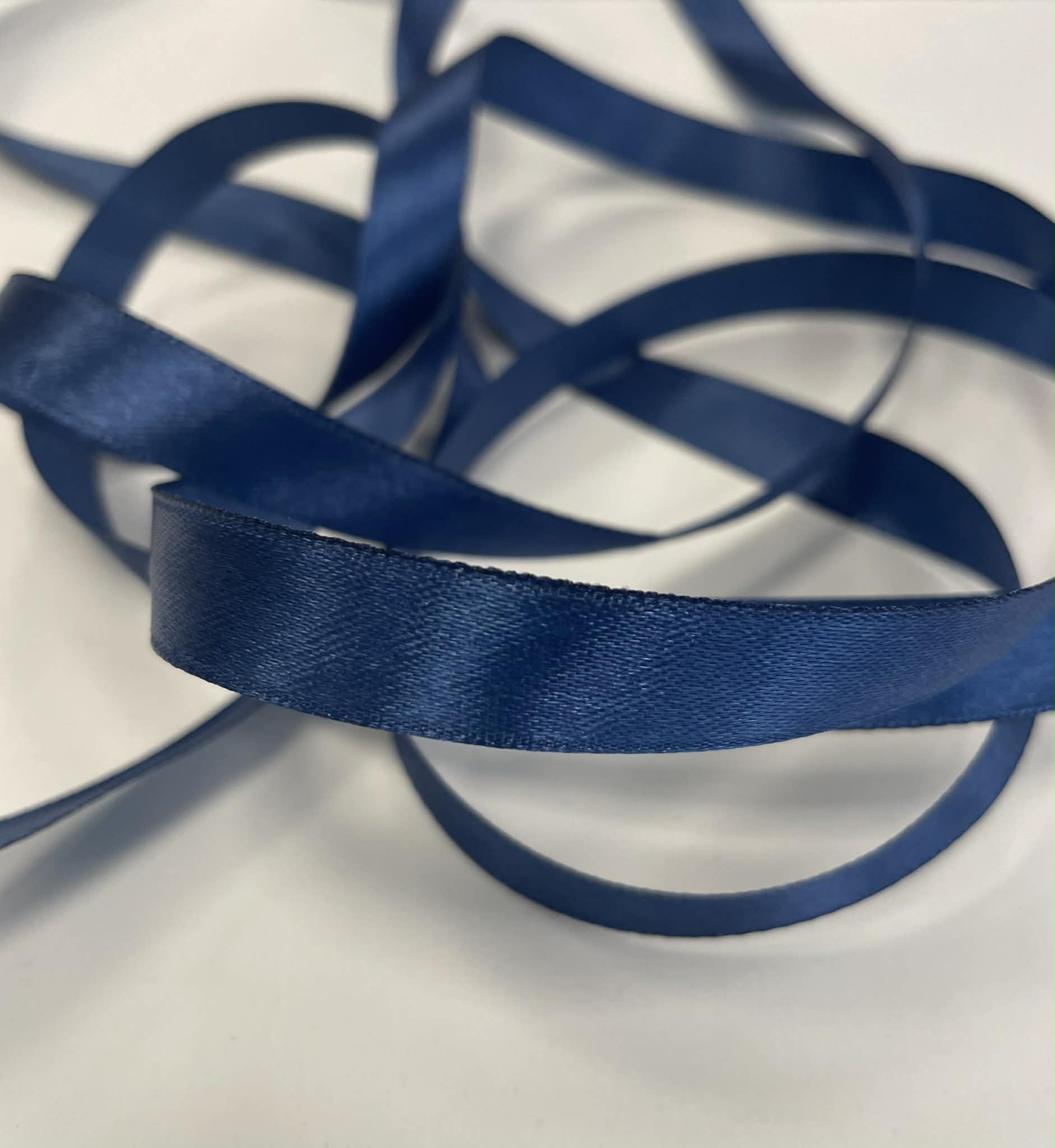 Atlasinė juostelė 12mm, tamsiai mėlyna — siuvimo juostelė | Trys Pelėdos