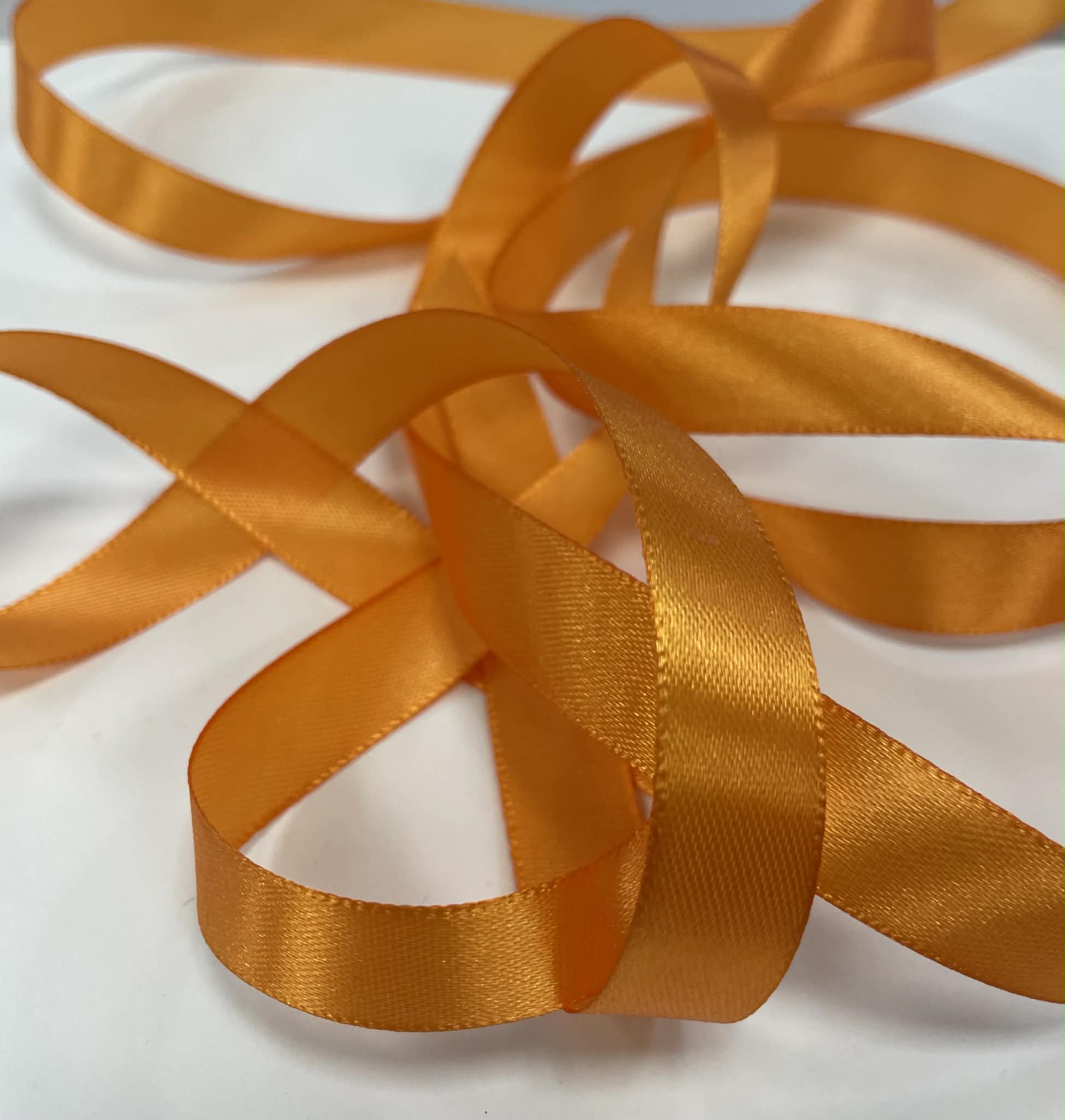 Atlasinė juostelė 15mm, oranžinė Atlasinė juostelė 15mm, oranžinė (minkštesnė) — siuvimo juostelė | Trys Pelėdos
