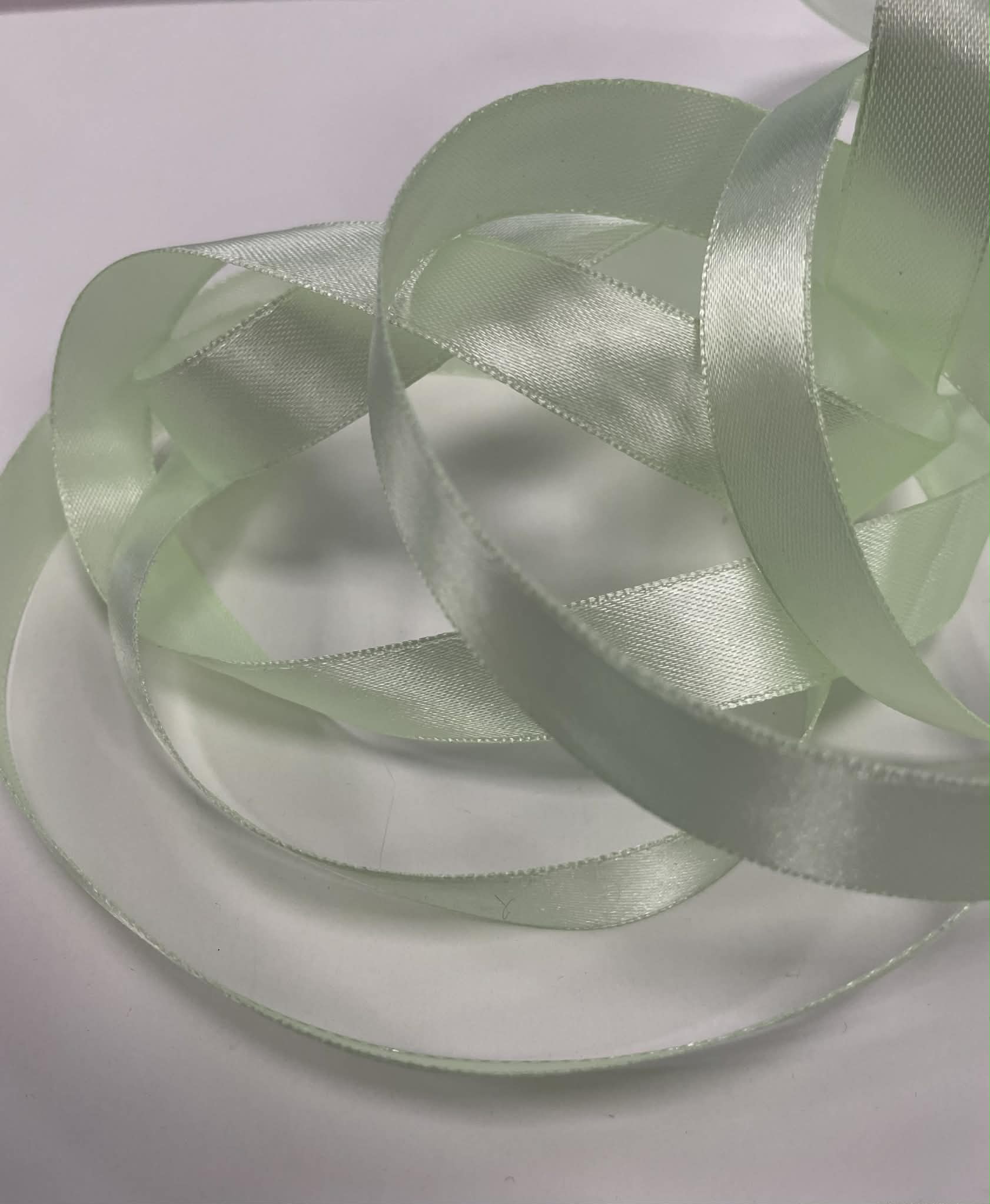 Atlasinė juostelė 15mm, pastelinė salotinė Atlasinė juostelė 15mm, pastelinė salotinė (minkštesnė) — siuvimo juostelė | Trys Pelėdos
