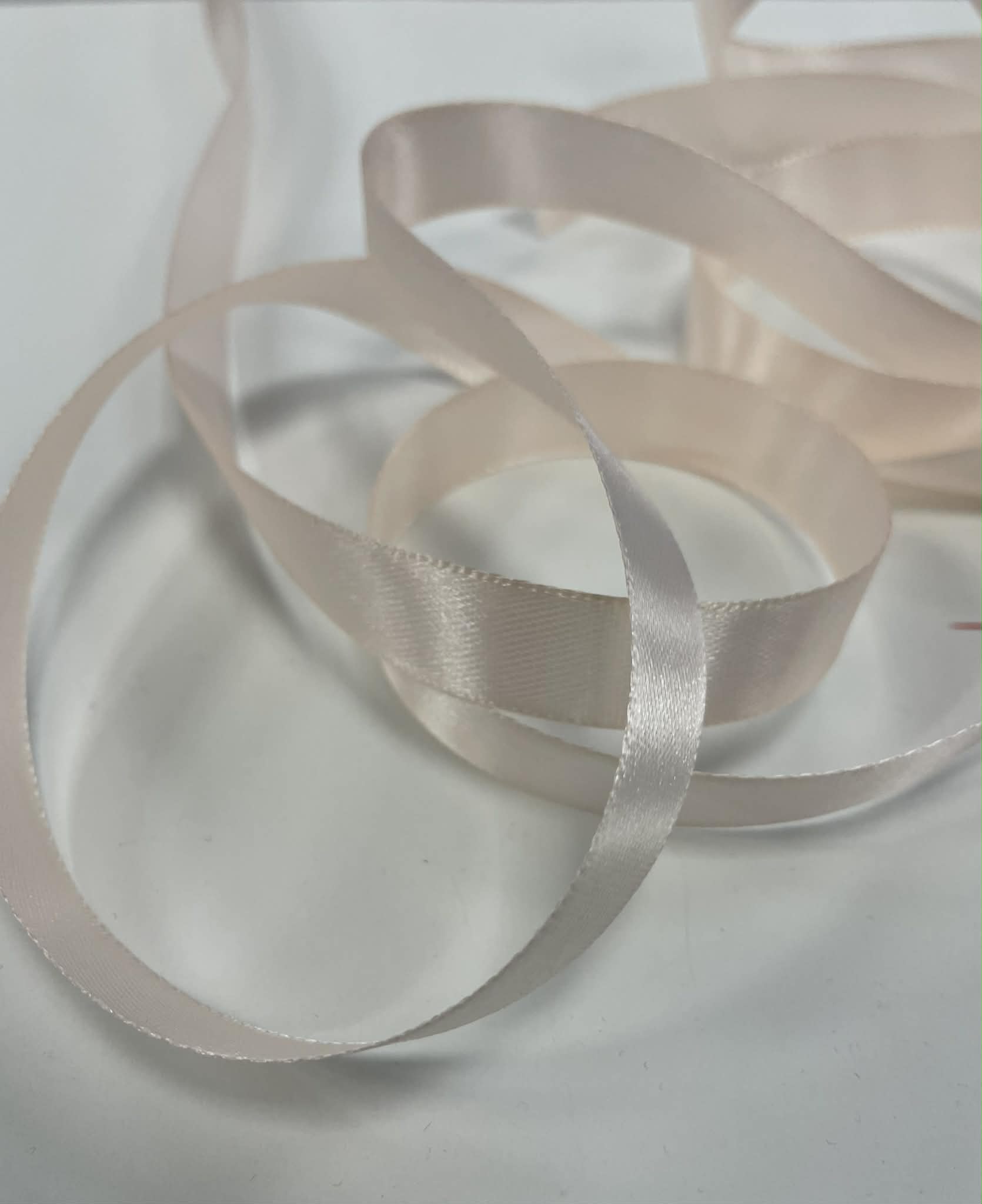Atlasinė juostelė 15mm, persikinė Atlasinė juostelė 15mm, persikinė (minkštesnė) — siuvimo juostelė | Trys Pelėdos