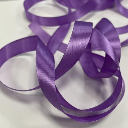 Atlasinė juostelė 15mm, violetinė (minkštesnė) — siuvimo juostelė | Trys Pelėdos
