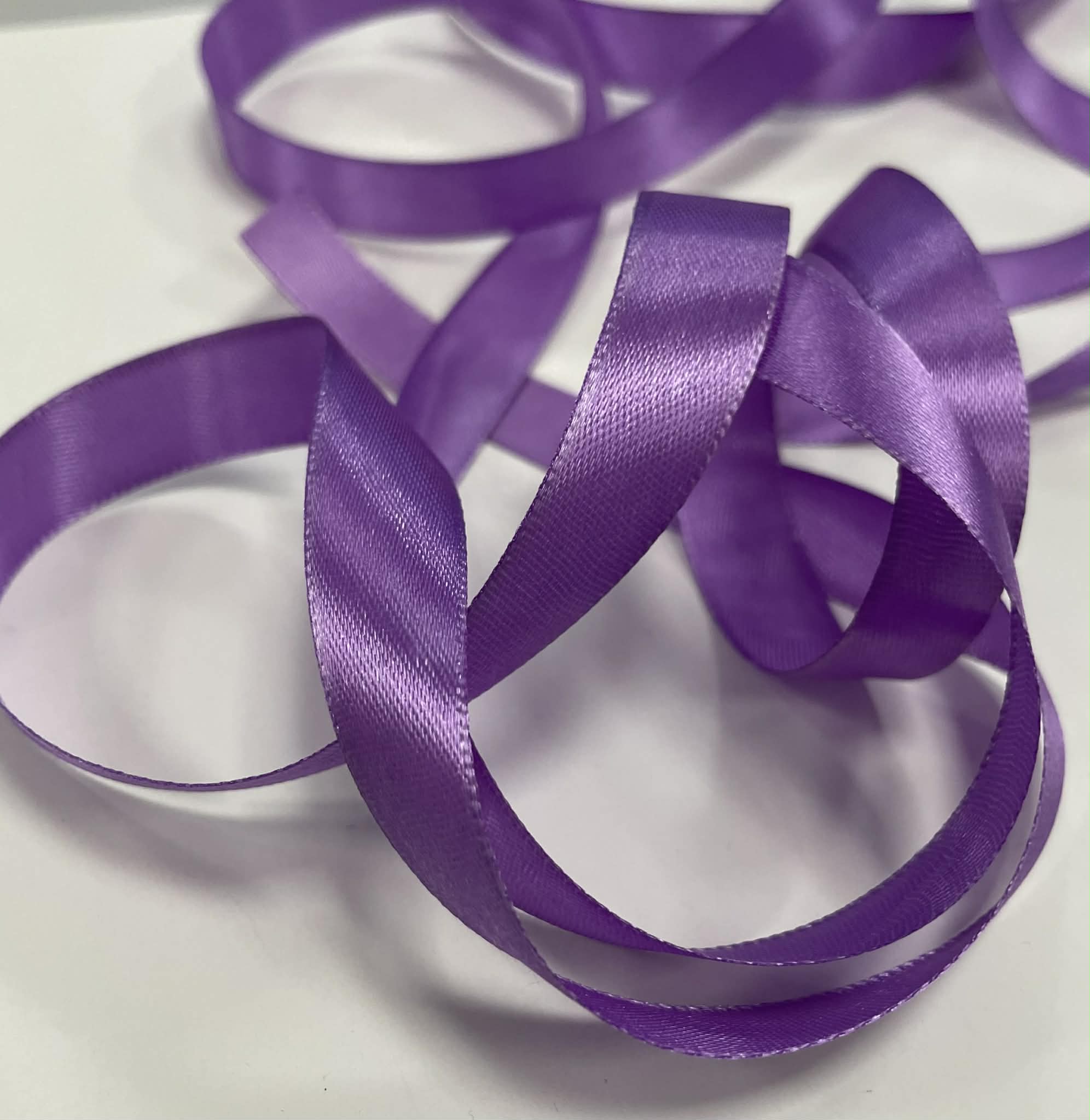 Atlasinė juostelė 15mm, violetinė (minkštesnė) — siuvimo juostelė | Trys Pelėdos