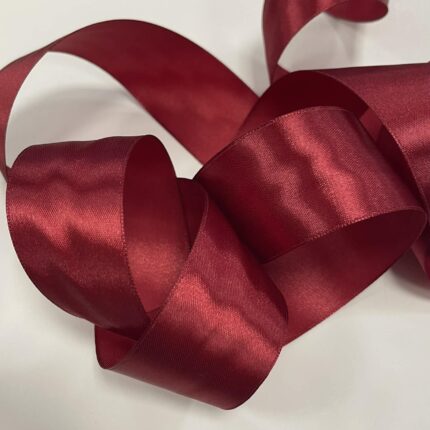 Atlasinė juostelė 40mm, šviesi bordo (minkštesnė) — siuvimo juostelė | Trys Pelėdos