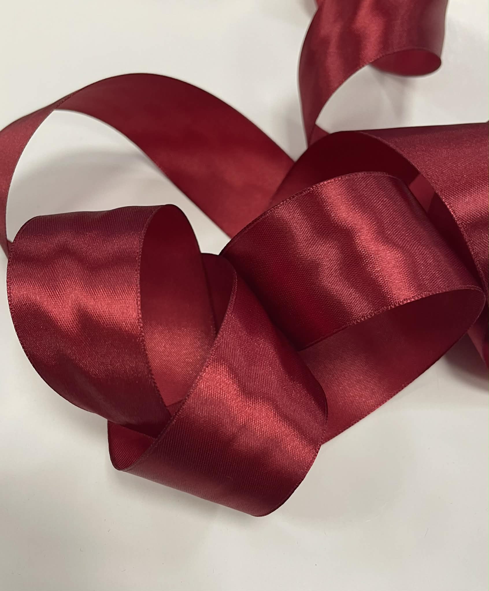 Atlasinė juostelė 40mm, šviesi bordo (minkštesnė) — siuvimo juostelė | Trys Pelėdos