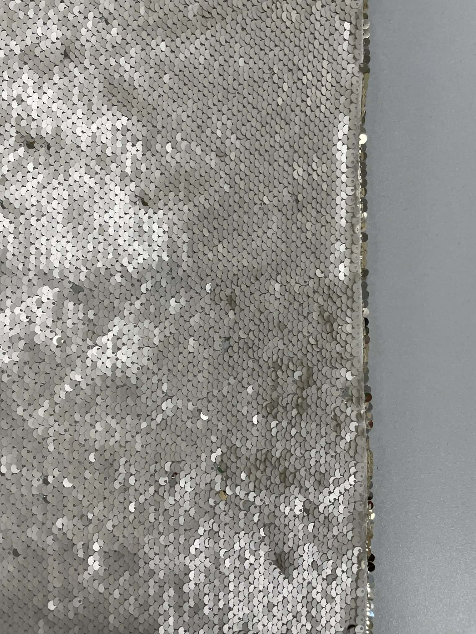 Audinys su dvispalviais žvyneliais Auksinis Audinys su dvispalviais žvyneliais Auksinis — Medžiaga su žvyneliais | Trys Pelėdos