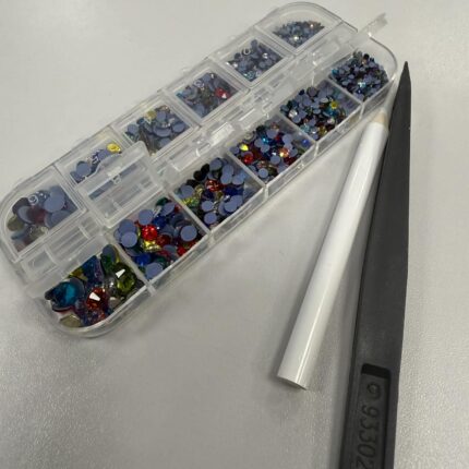 Hotfix kristalų akučių rinkinys, 2000 vnt. dėžutėje, įvairiaspalviai