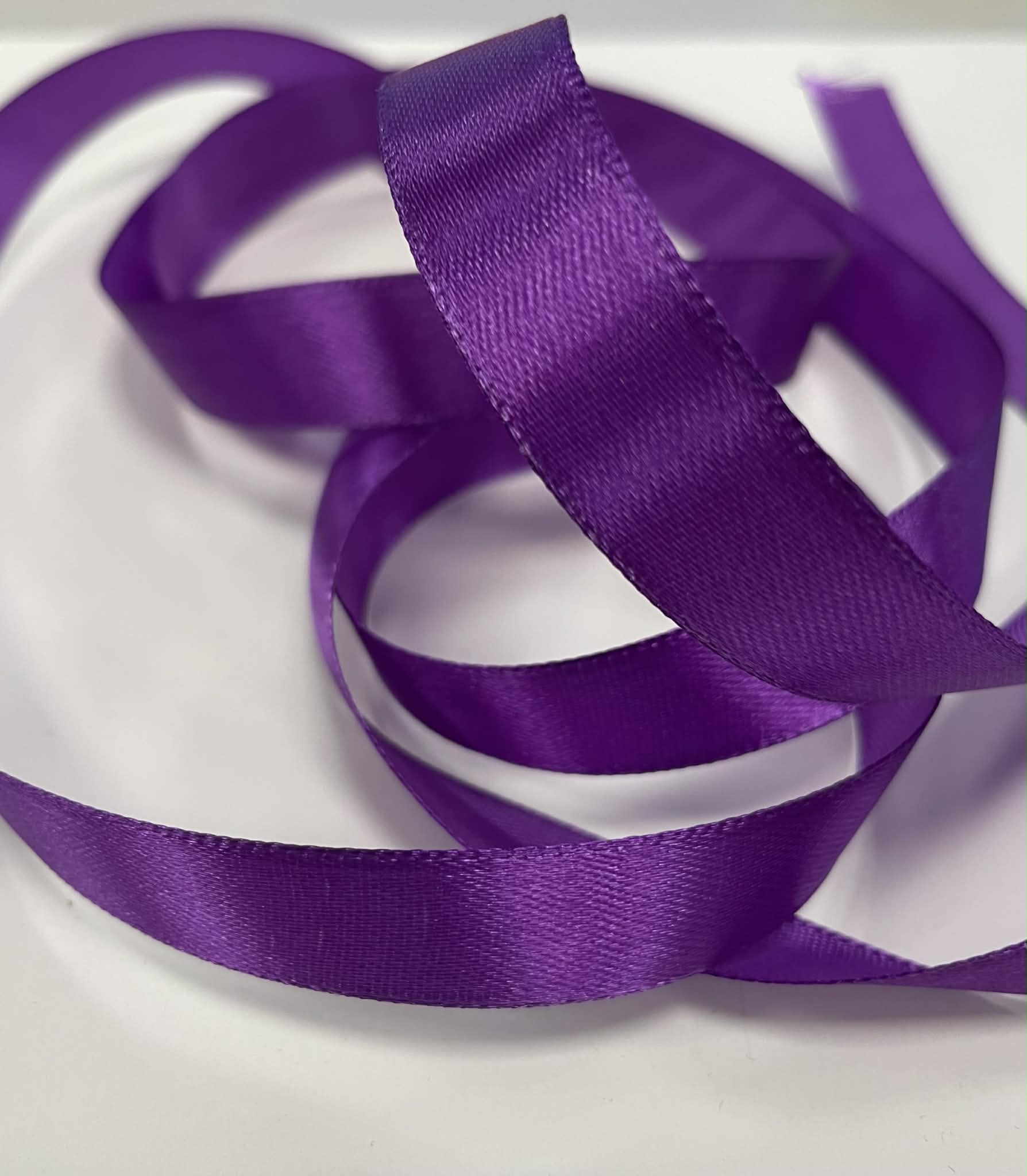 Atlasinė juostelė 15mm, ryški violetinė Atlasinė juostelė 15mm, ryški violetinė (minkštesnė) — siuvimo juostelė | Trys Pelėdos