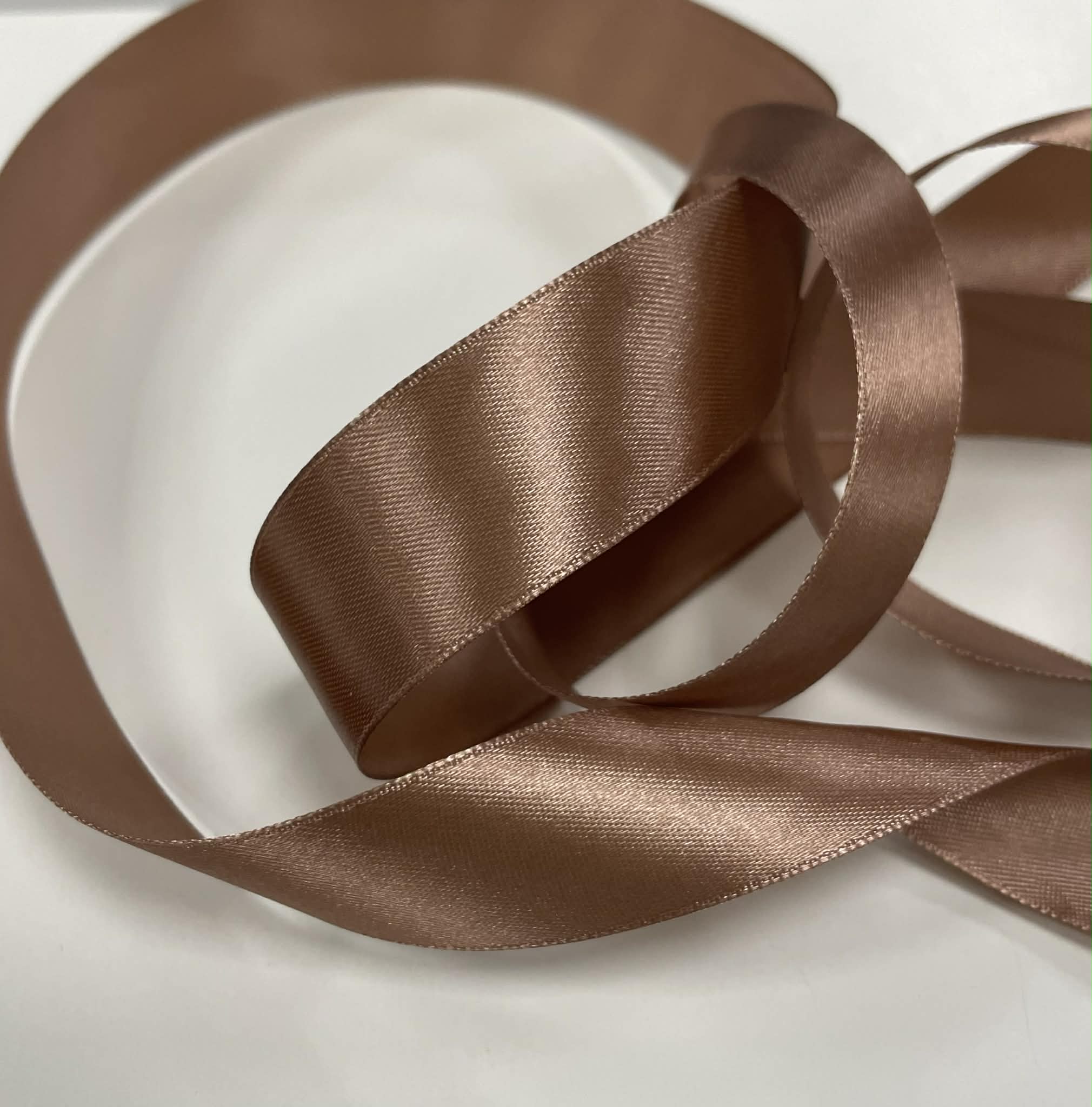 Atlasinė juostelė 25mm, kakavinė Atlasinė juostelė 25mm, kakavinė