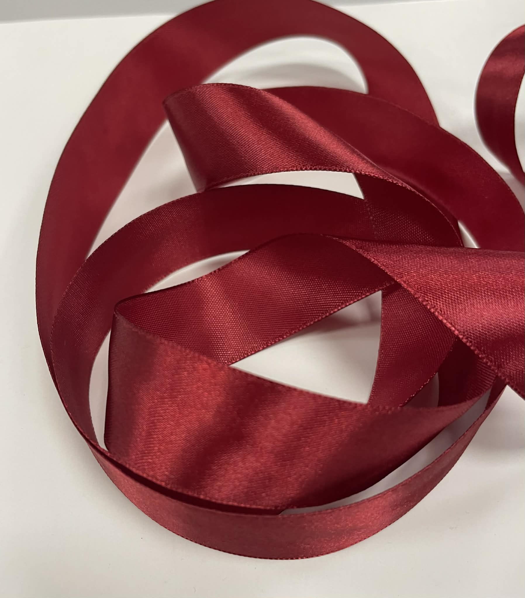 Atlasinė juostelė 25mm, šviesi bordo Atlasinė juostelė 25mm, šviesi bordo