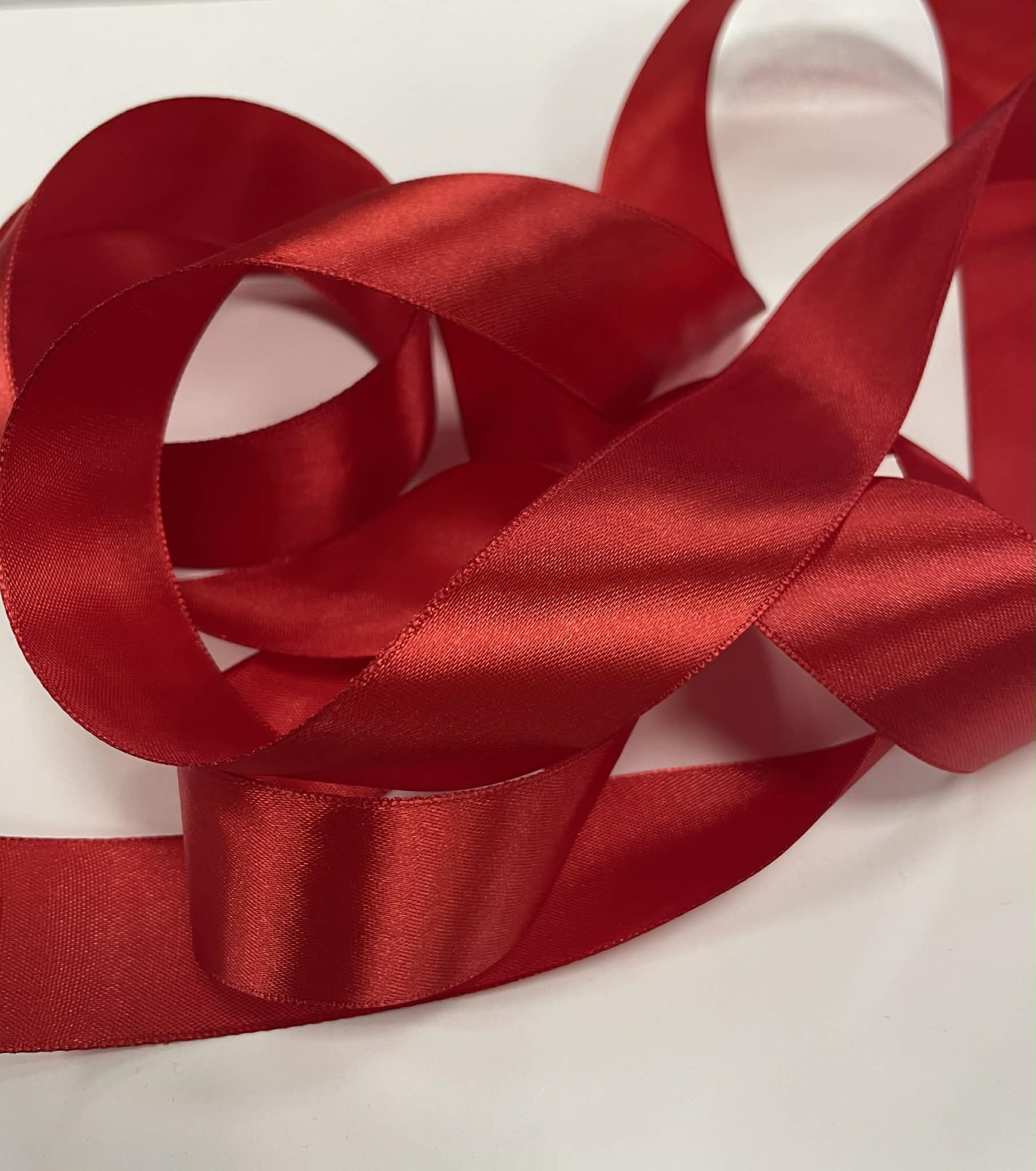 Atlasinė juostelė 30mm,raudona Atlasinė juostelė 30mm,raudona (minkštesnė) — siuvimo juostelė | Trys Pelėdos