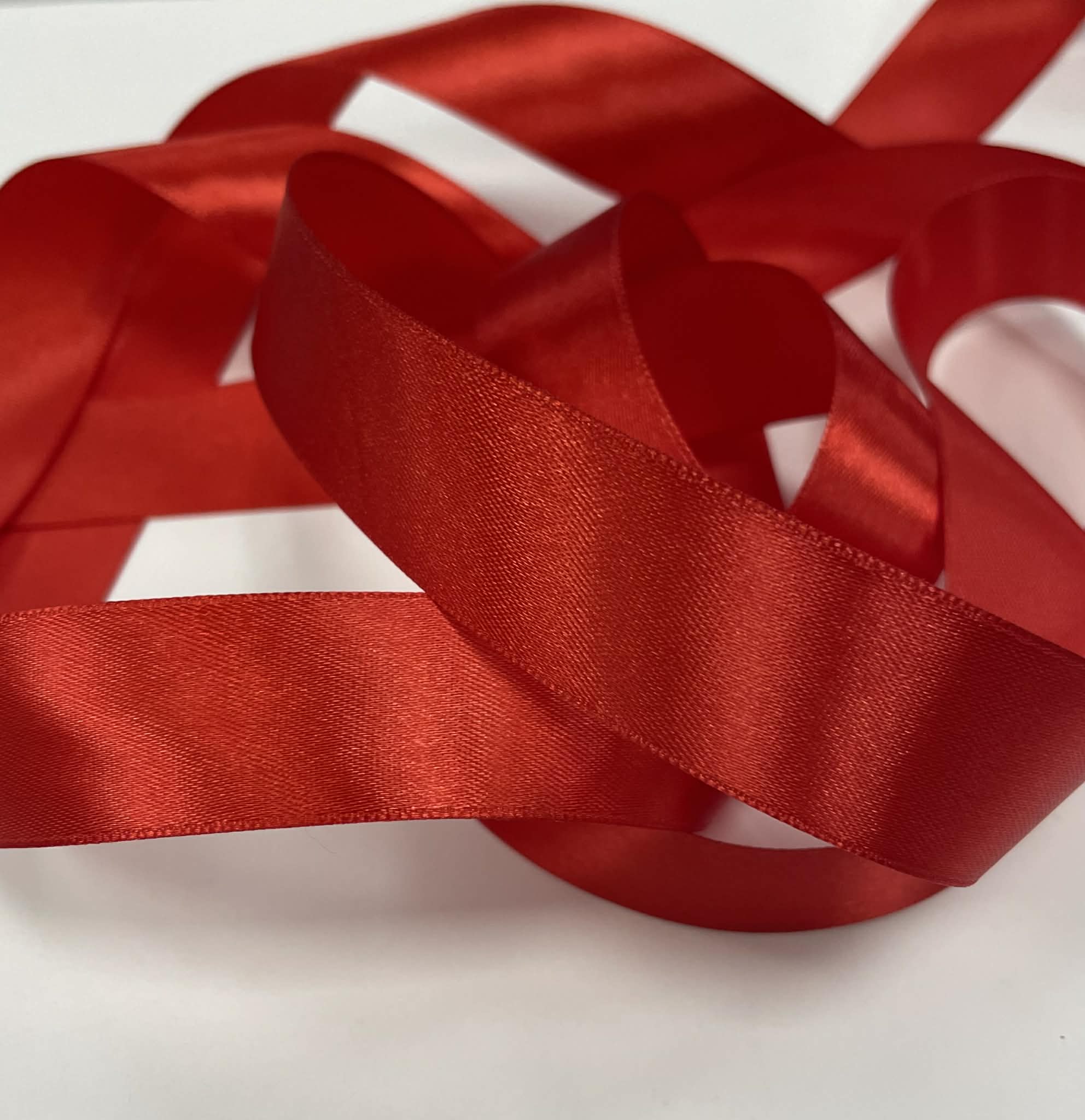 Atlasinė juostelė 25mm,raudona Atlasinė juostelė 25mm,raudona
