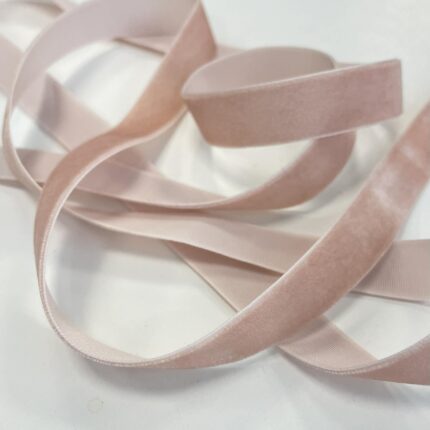 Dekoratyvinė veliūrinė juostelė, 16 mm, šviesi pelenų rožė