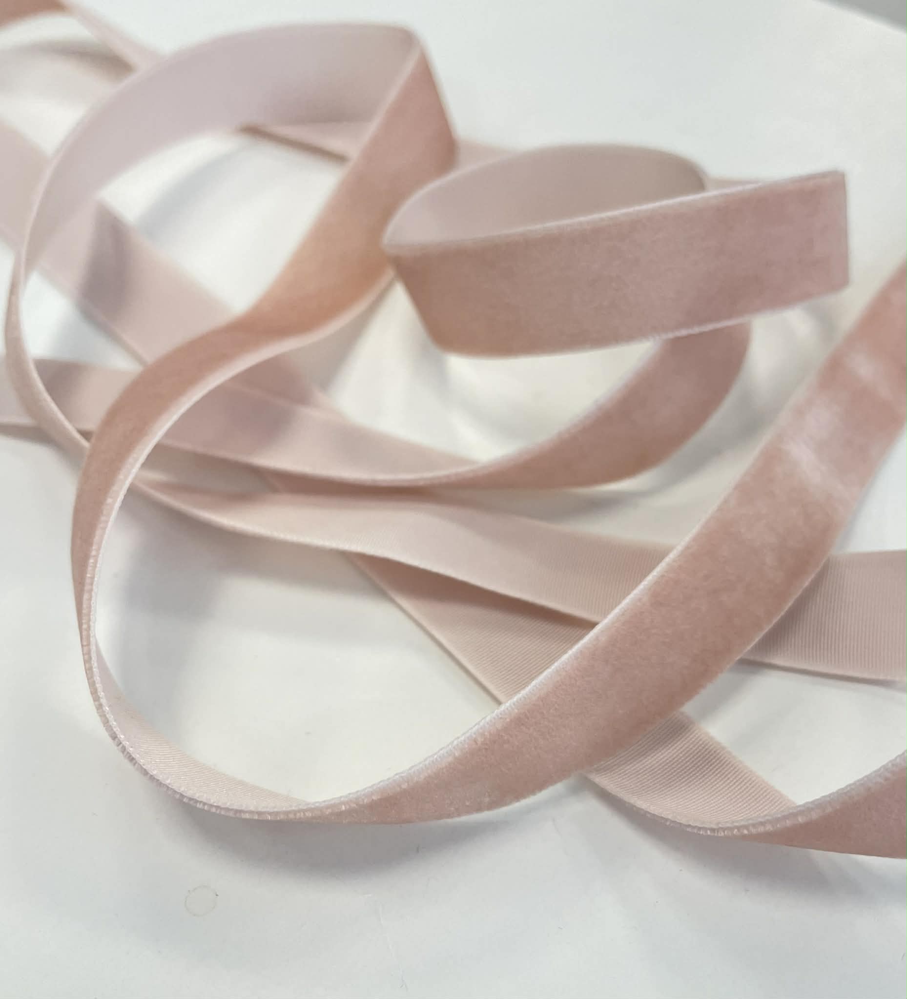 Dekoratyvinė veliūrinė juostelė, 16 mm, šviesi pelenų rožė Dekoratyvinė veliūrinė juostelė, 16 mm, šviesi pelenų rožė