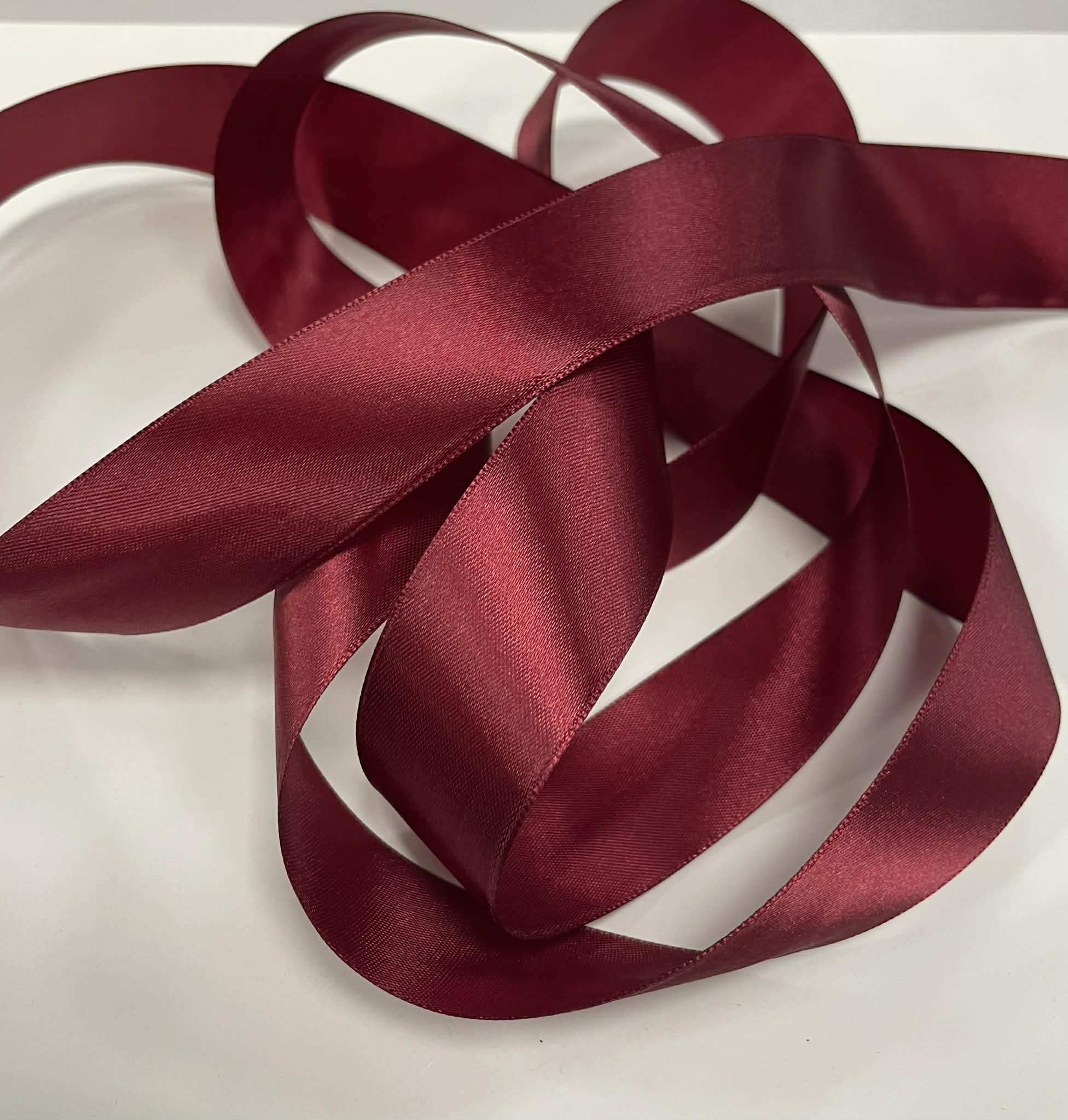 Atlasinė juostelė 30mm,bordo Atlasinė juostelė 30mm,bordo (minkštesnė) — siuvimo juostelė | Trys Pelėdos