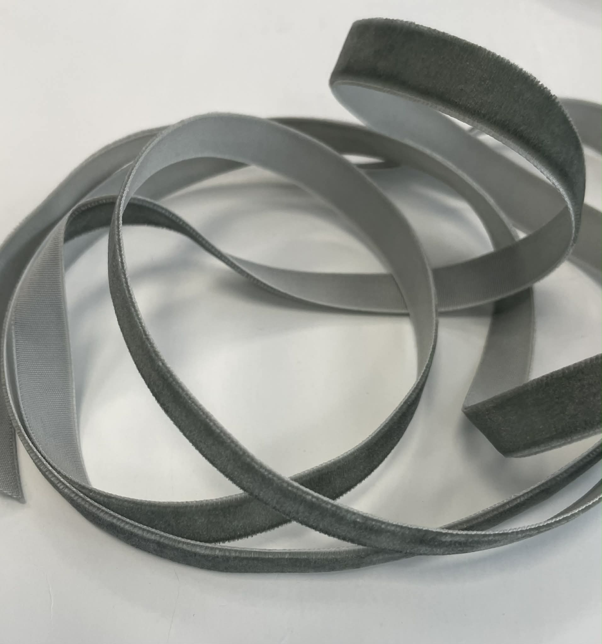 Dekoratyvinė veliūrinė juostelė, 13 mm, chaki Dekoratyvinė veliūrinė juostelė, 13 mm, chaki