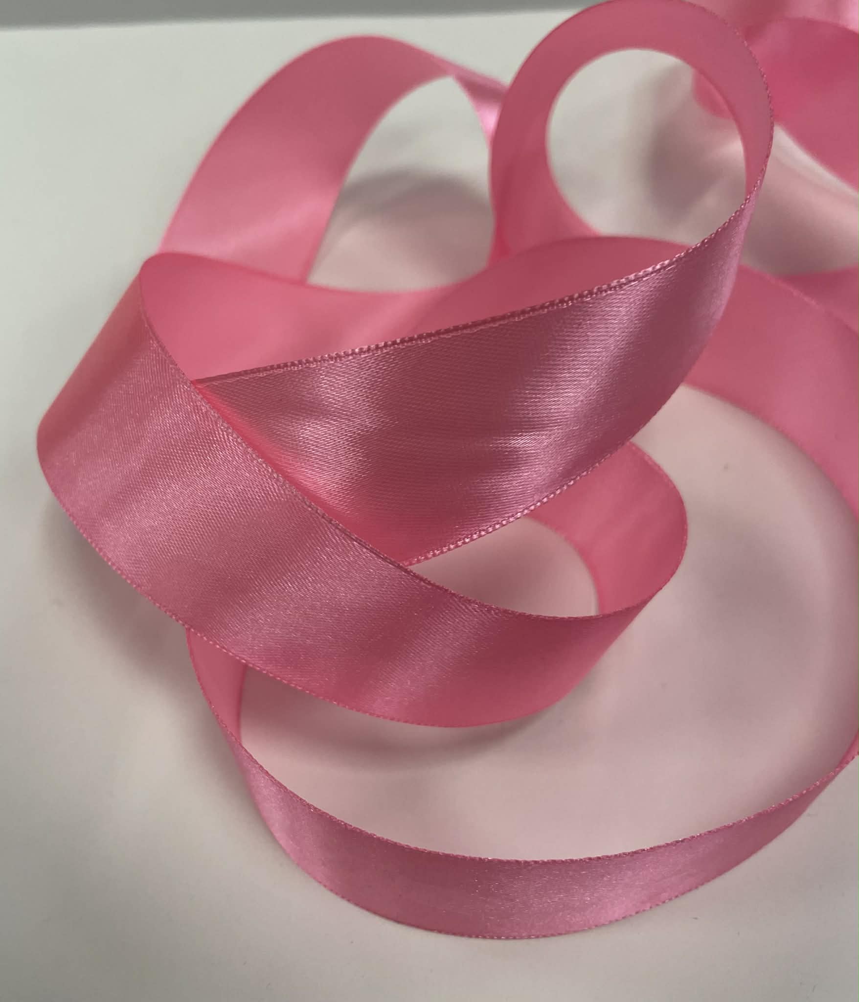 Atlasinė juostelė 30mm,rožinė ryškesnė Atlasinė juostelė 30mm,rožinė ryškesnė (minkštesnė) — siuvimo juostelė | Trys Pelėdos