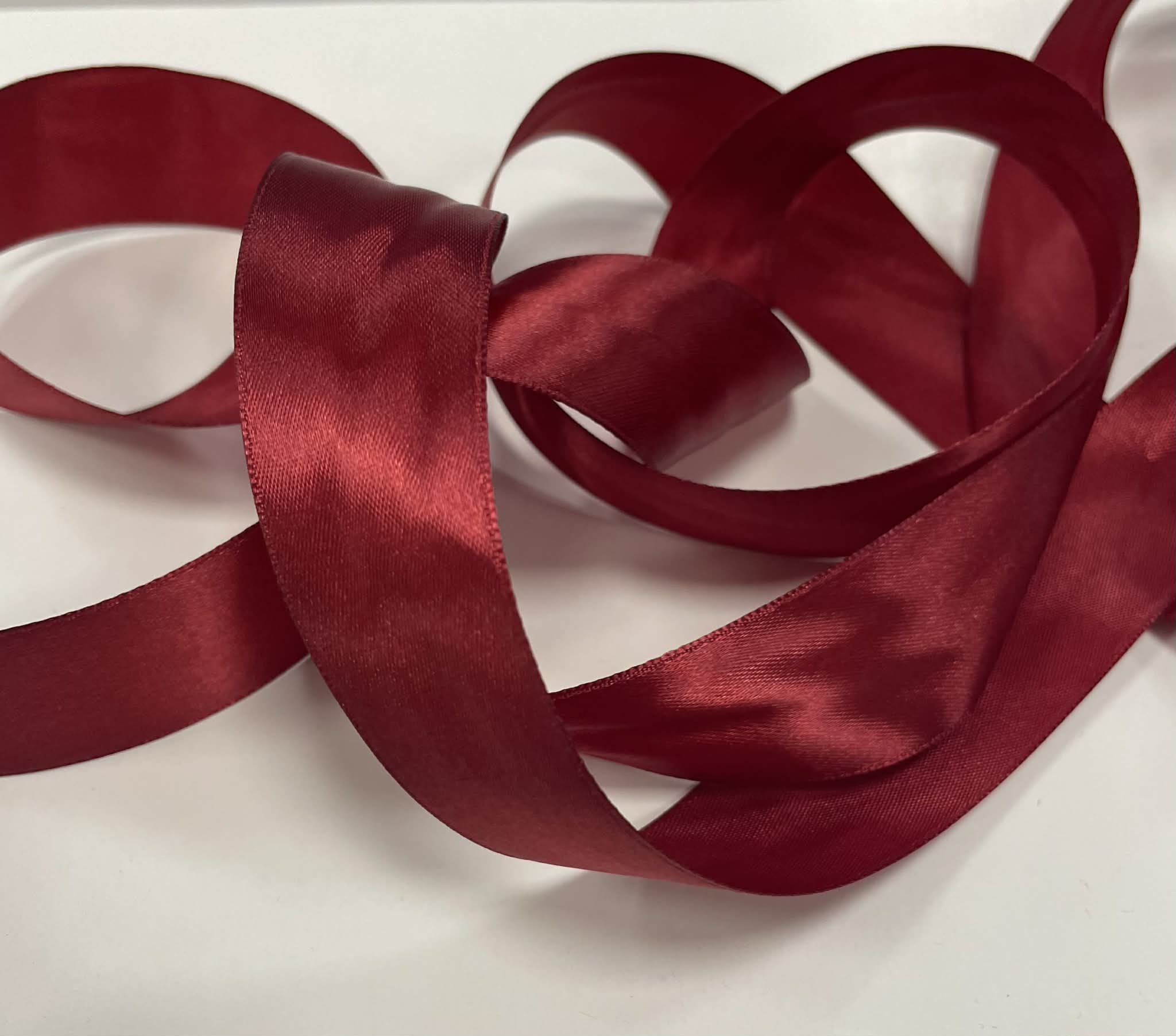 Atlasinė juostelė 30mm,šviesi bordo Atlasinė juostelė 30mm,šviesi bordo (minkštesnė) — siuvimo juostelė | Trys Pelėdos