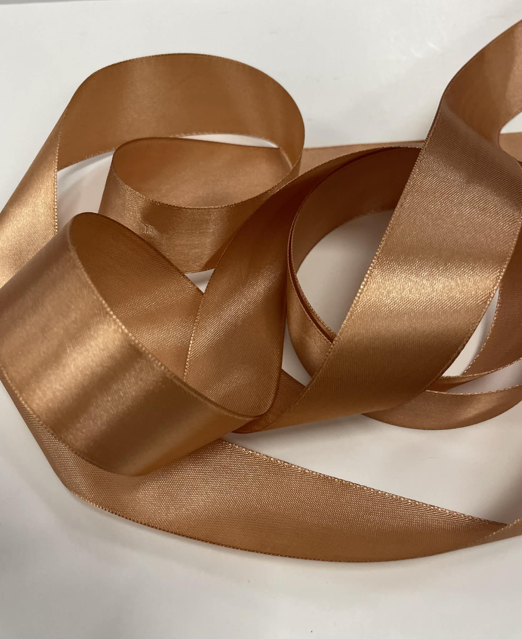 Atlasinė juostelė 30mm,šviesiai ruda Atlasinė juostelė 30mm,šviesiai ruda (minkštesnė) — siuvimo juostelė | Trys Pelėdos