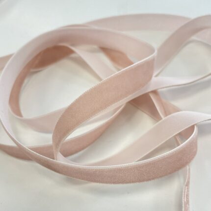 Dekoratyvinė veliūrinė juostelė, 13 mm, šviesi pelenų rožė