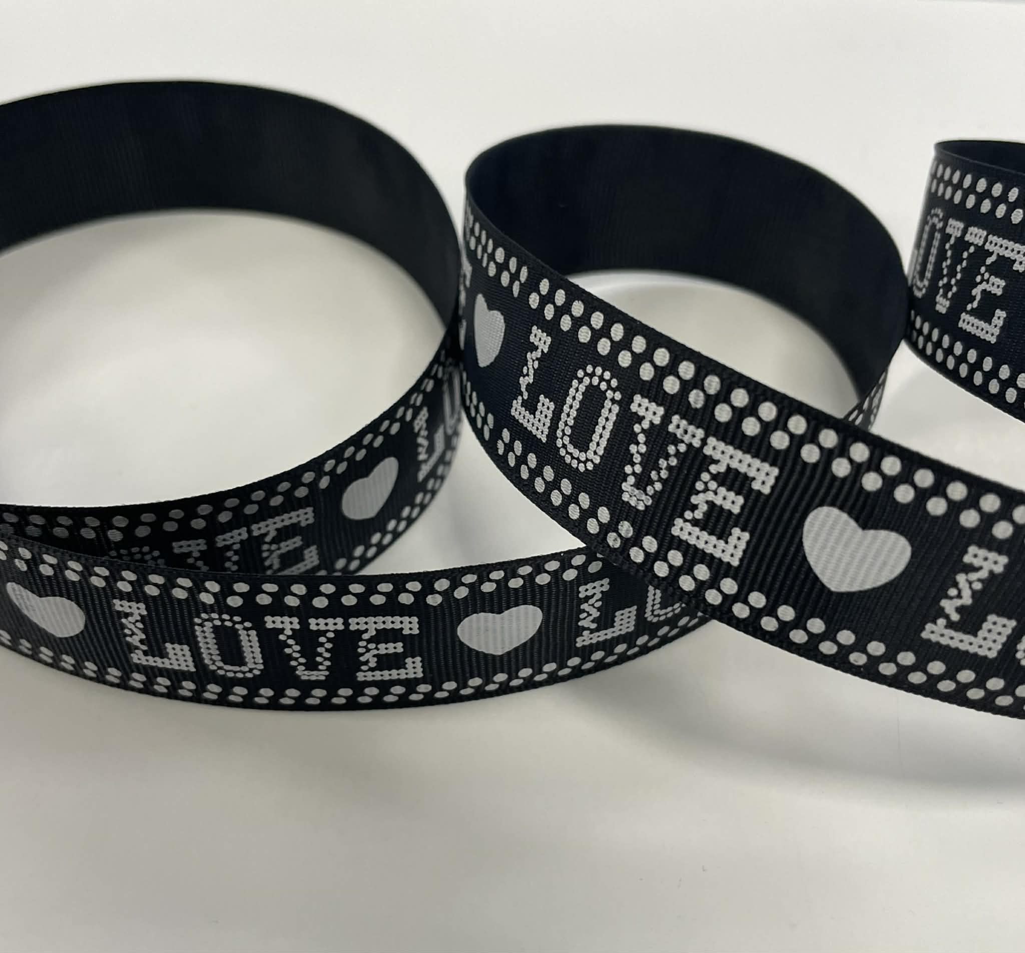 Dekoratyvinė juostelė 25 mm, LOVE — siuvimo juostelė | Trys Pelėdos