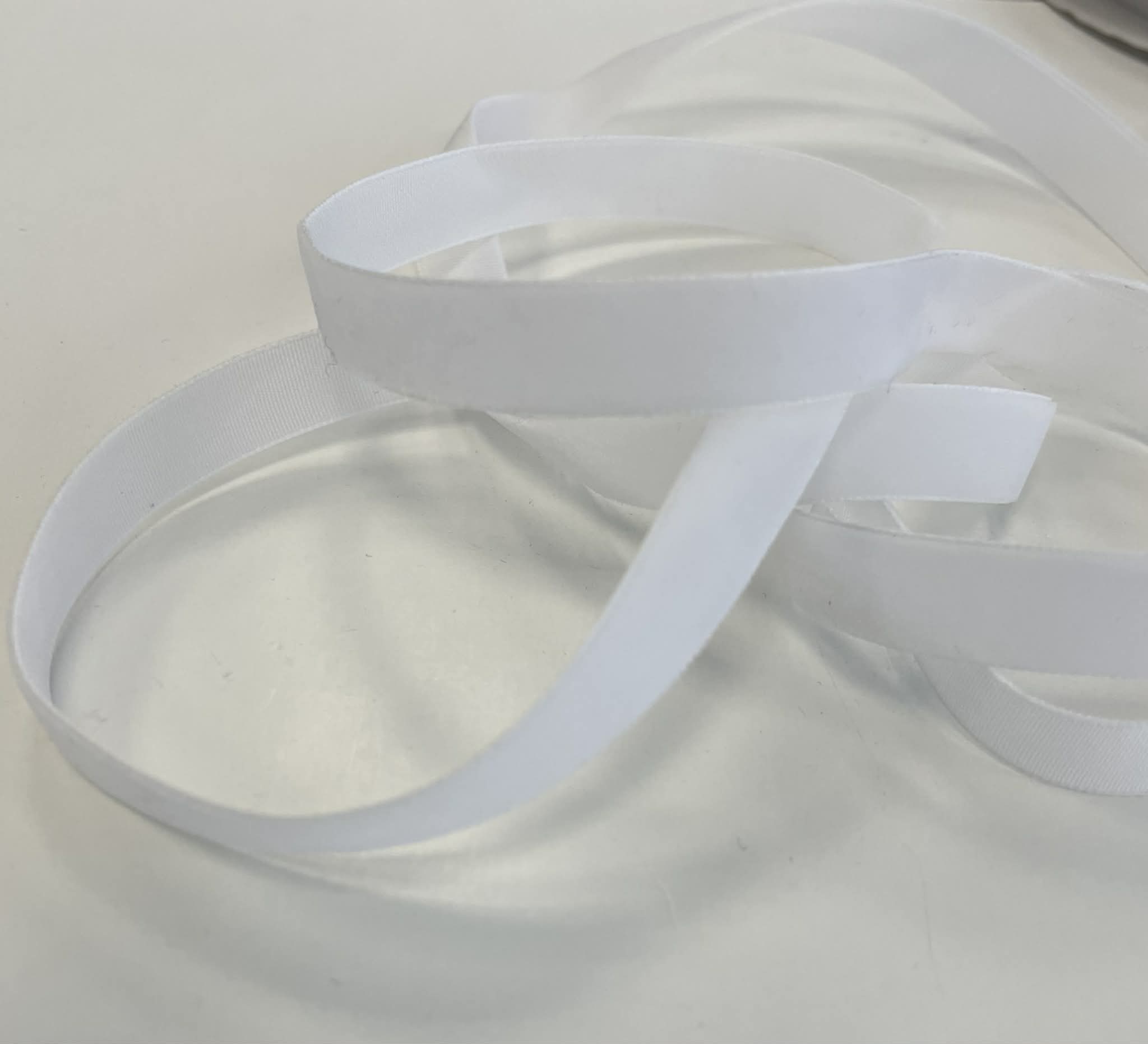 Dekoratyvinė veliūrinė juostelė, 13 mm, balta — siuvimo juostelė | Trys Pelėdos