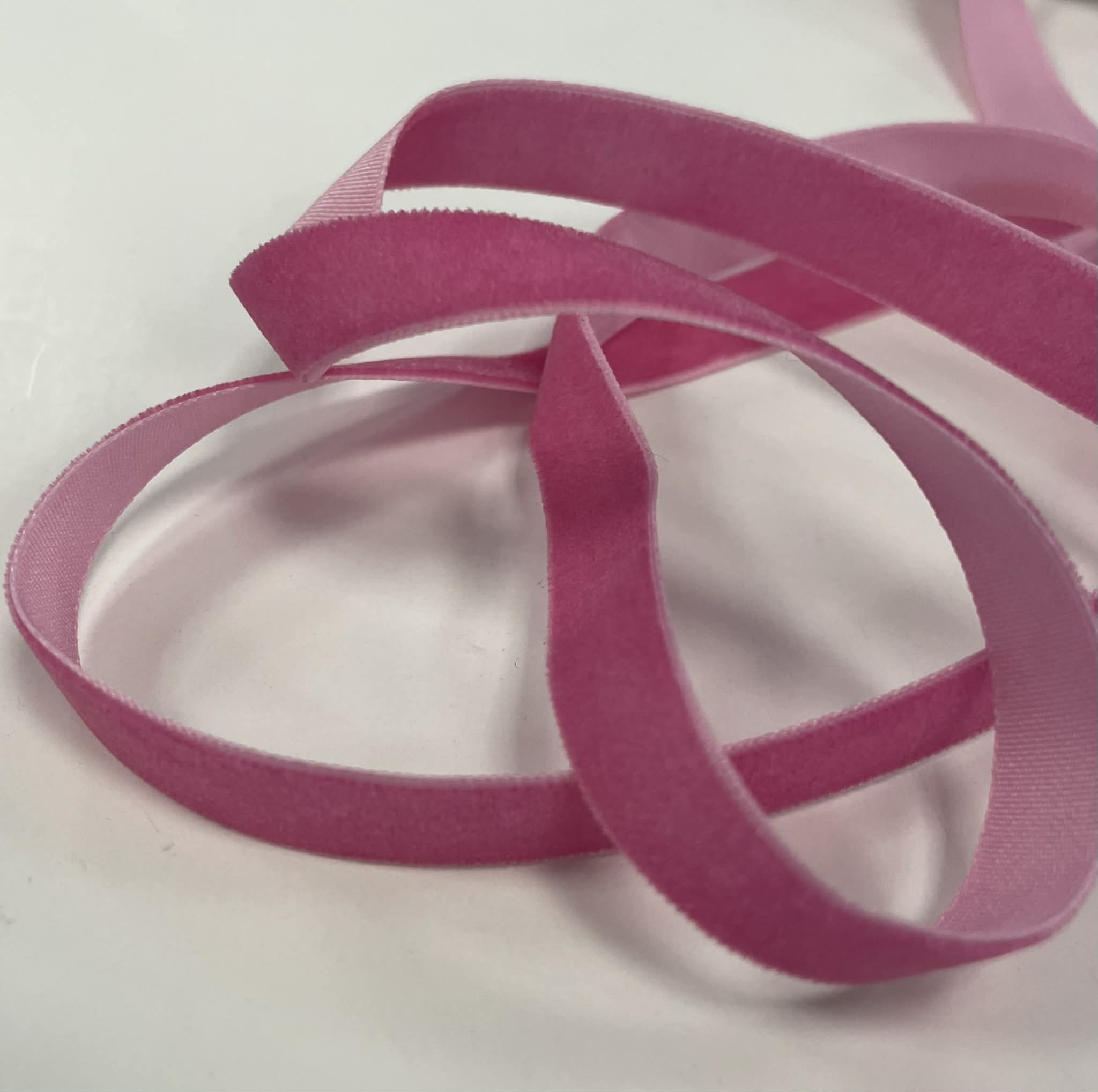 Dekoratyvinė veliūrinė juostelė, 13 mm, rožinė Dekoratyvinė veliūrinė juostelė, 13 mm, rožinė — siuvimo juostelė | Trys Pelėdos