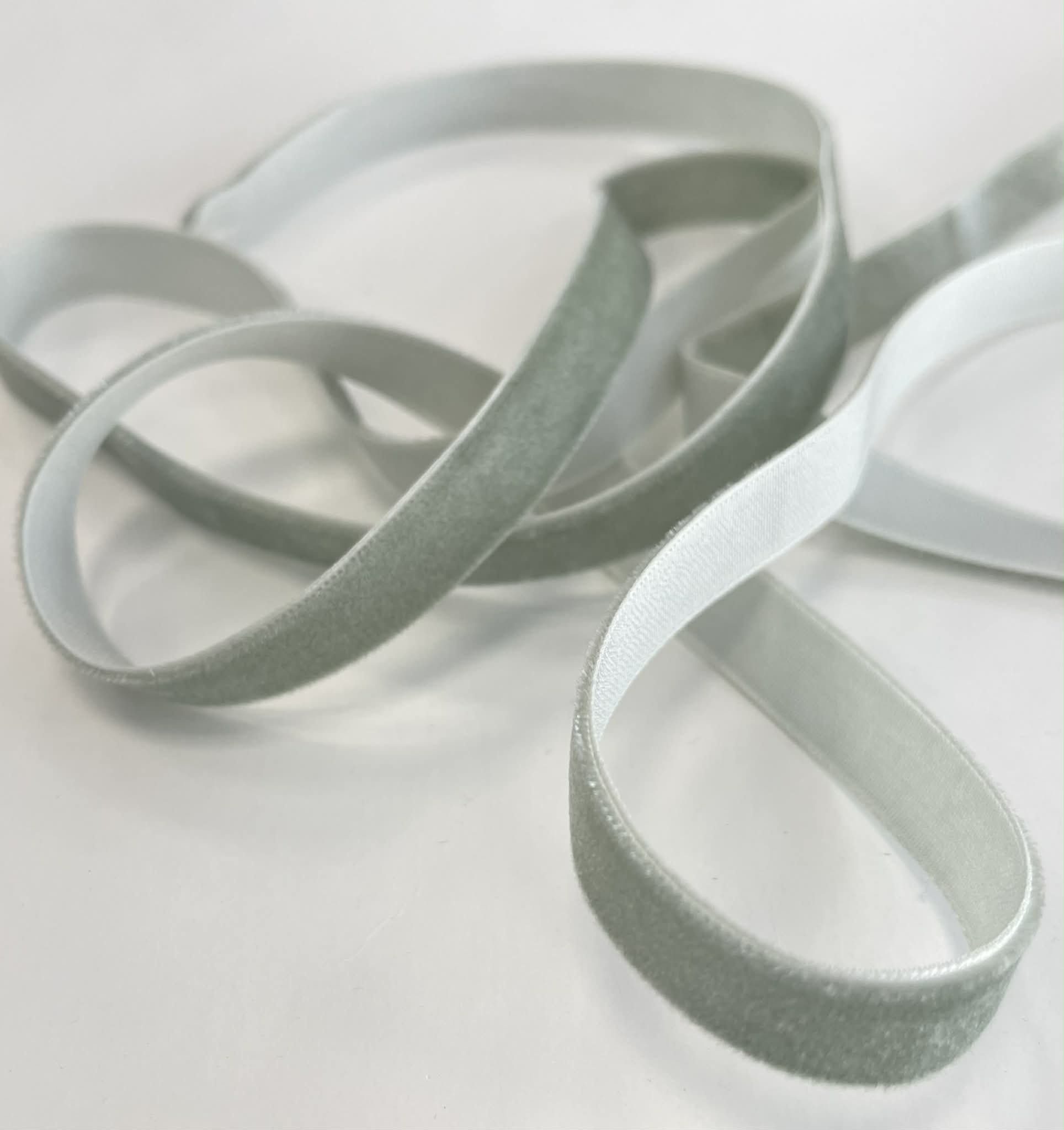 Dekoratyvinė veliūrinė juostelė, 13 mm, šviesi chaki — siuvimo juostelė | Trys Pelėdos