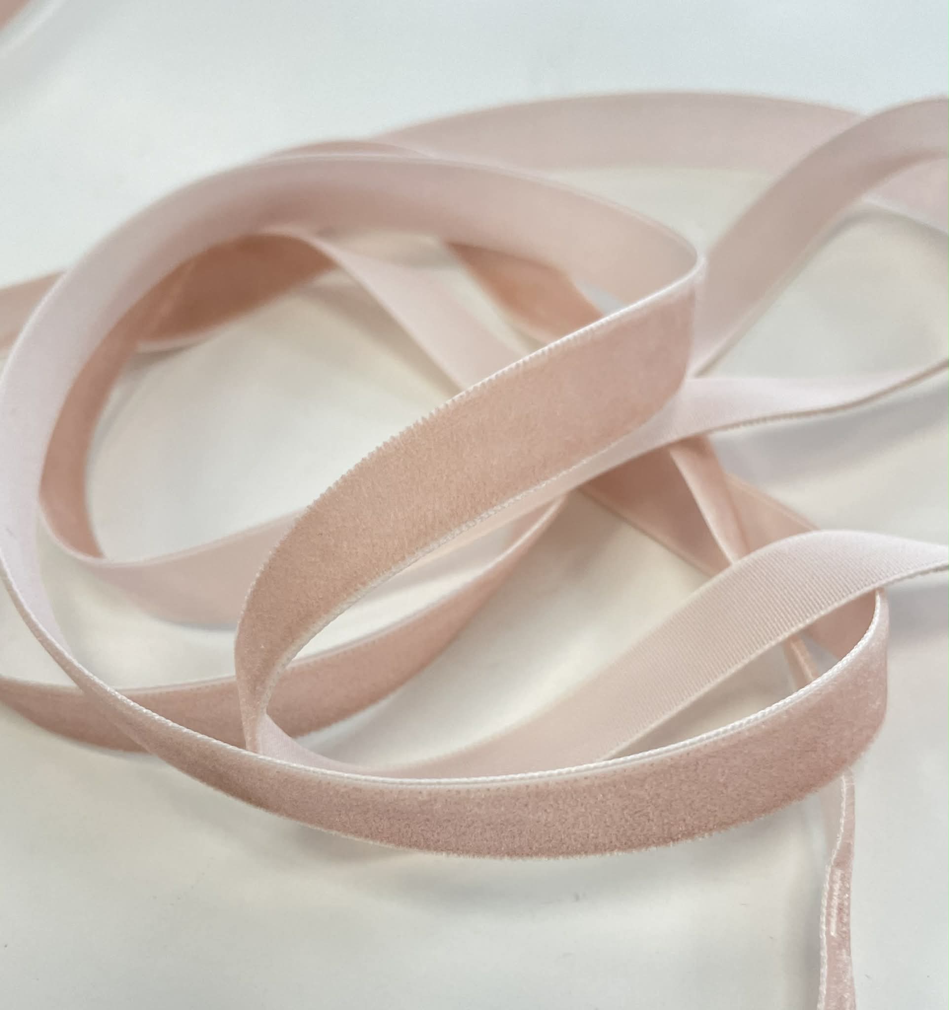 Dekoratyvinė veliūrinė juostelė, 13 mm, šviesi pelenų rožė Dekoratyvinė veliūrinė juostelė, 13 mm, šviesi pelenų rožė — siuvimo juostelė | Trys Pelėdos