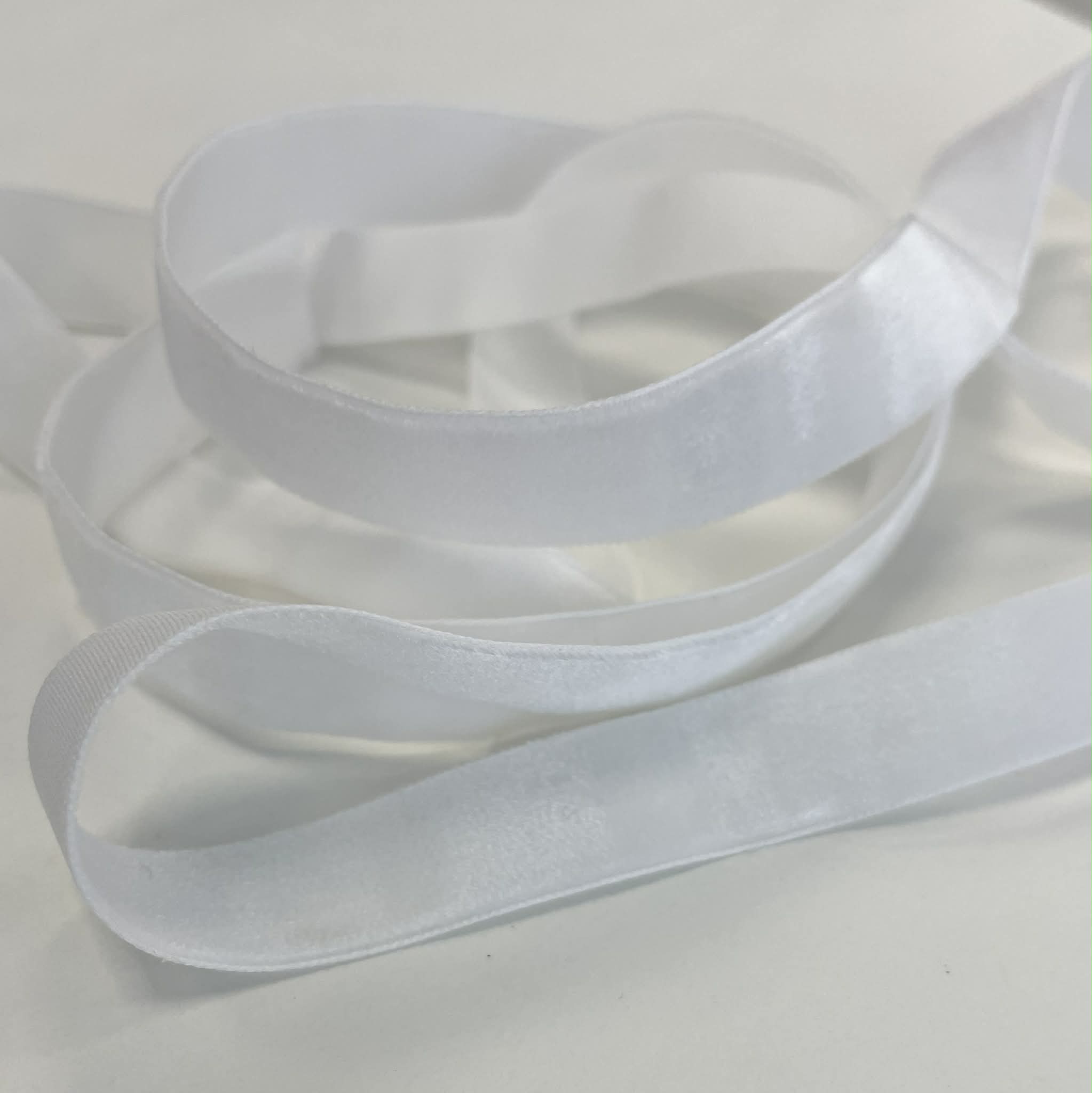 Dekoratyvinė veliūrinė juostelė, 16 mm, balta — siuvimo juostelė | Trys Pelėdos