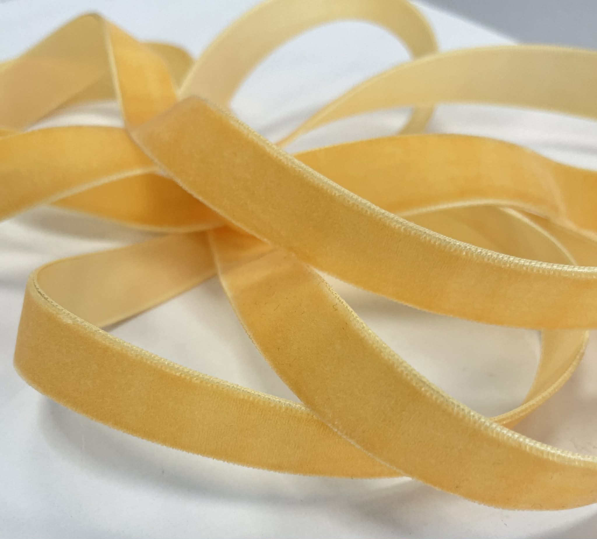 Dekoratyvinė veliūrinė juostelė, 16 mm, geltona Dekoratyvinė veliūrinė juostelė, 16 mm, geltona — siuvimo juostelė | Trys Pelėdos