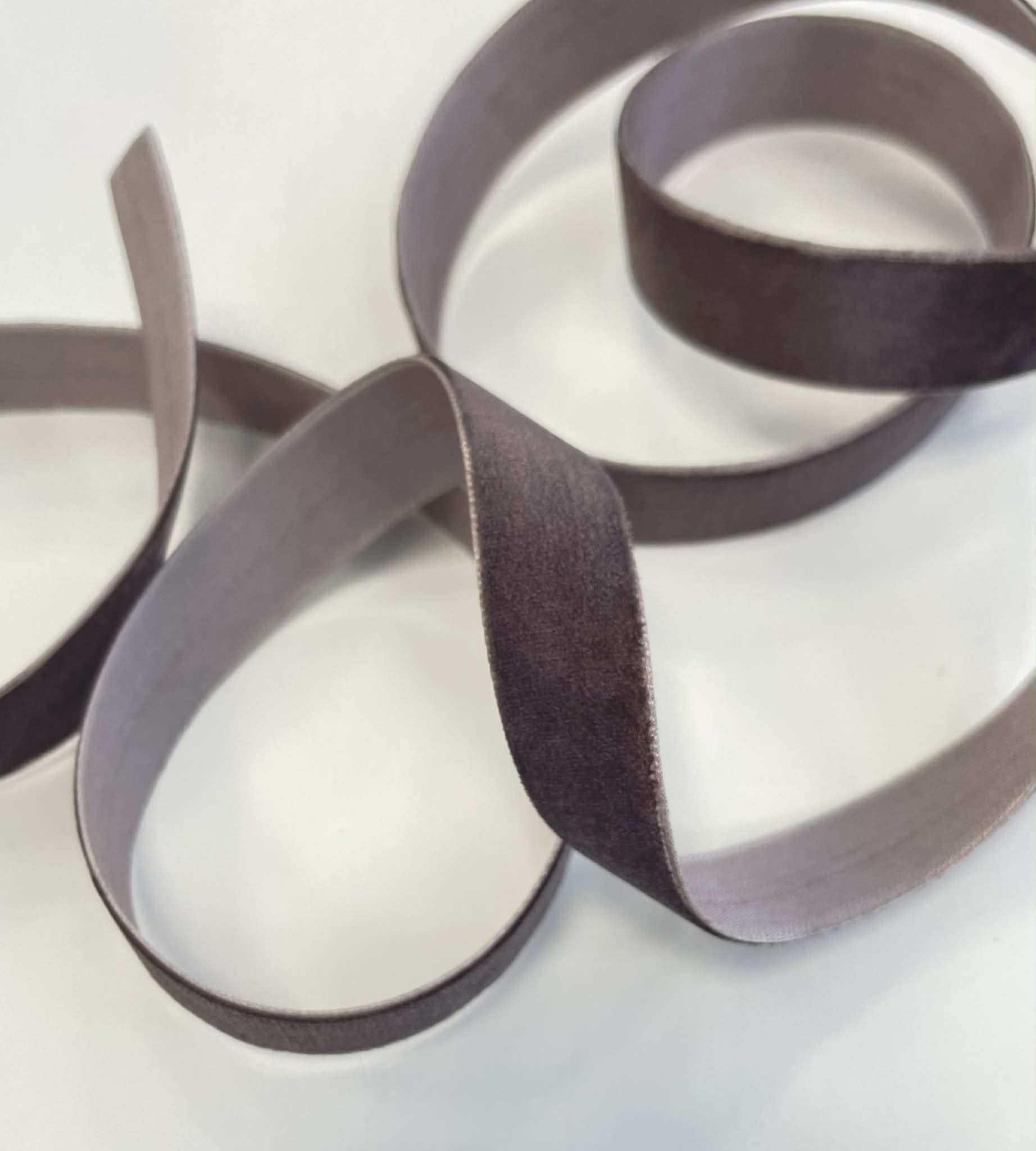 Dekoratyvinė veliūrinė juostelė, 16 mm, pilkai ruda Dekoratyvinė veliūrinė juostelė, 16 mm, pilkai ruda — siuvimo juostelė | Trys Pelėdos