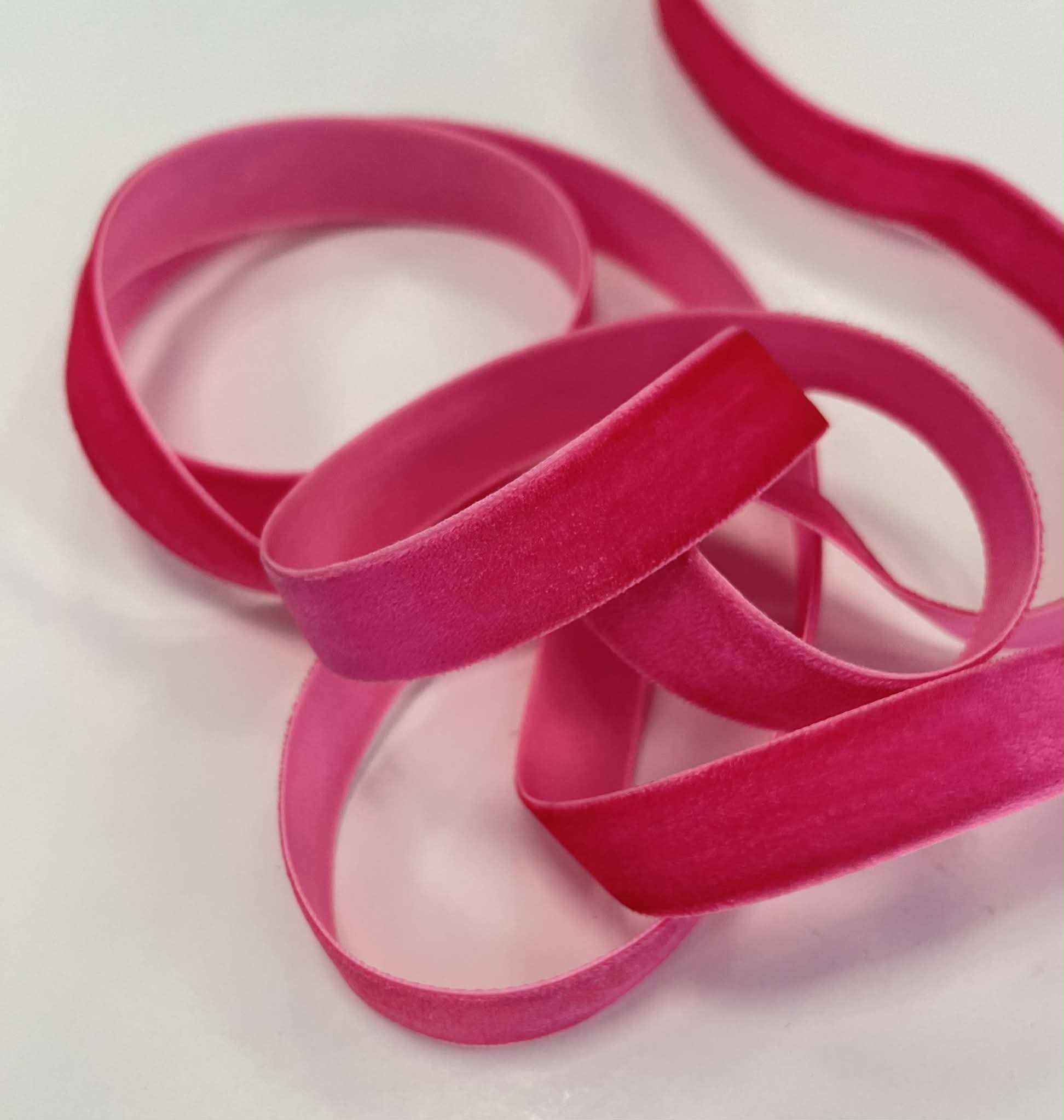Dekoratyvinė veliūrinė juostelė, 16 mm, ryški rožinė — siuvimo juostelė | Trys Pelėdos