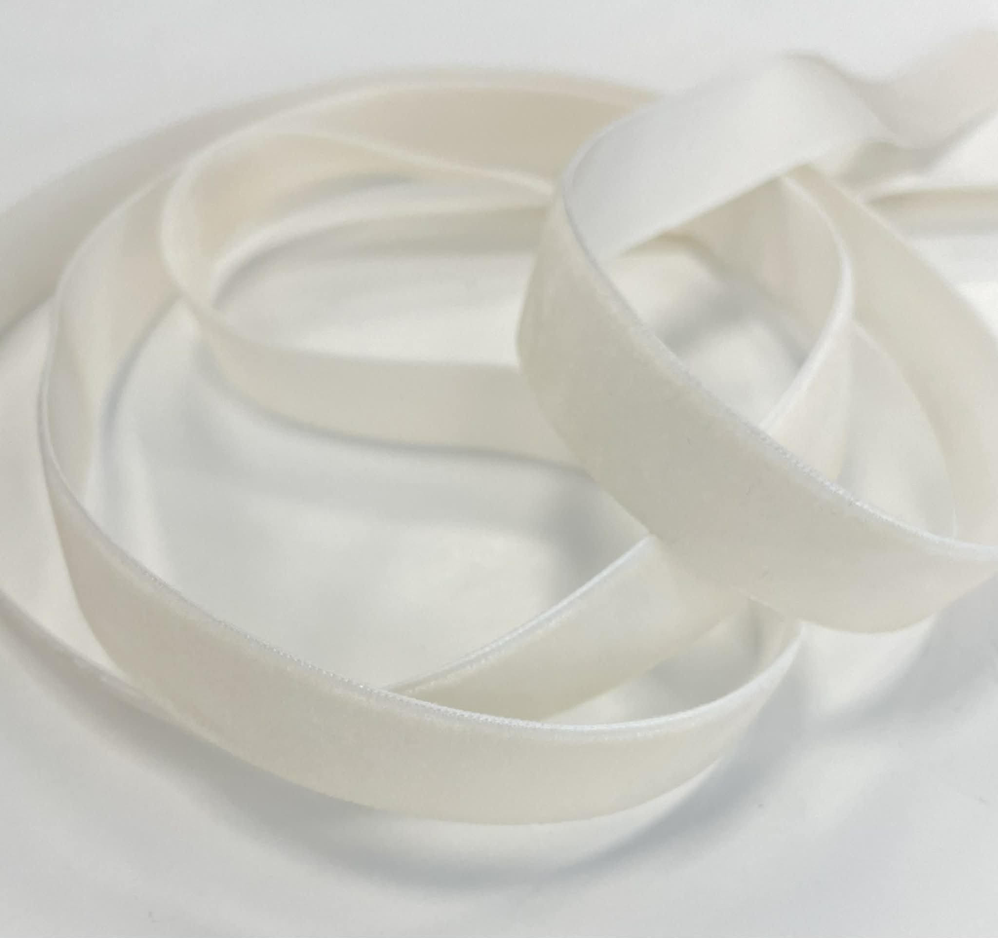 Dekoratyvinė veliūrinė juostelė, 16 mm, šampaninė — siuvimo juostelė | Trys Pelėdos