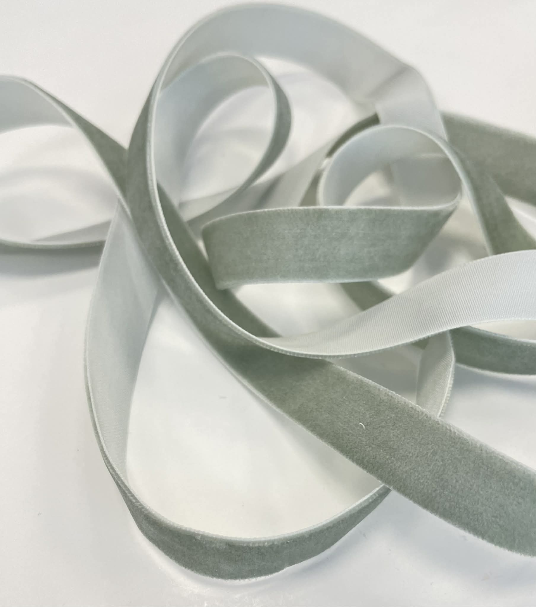 Dekoratyvinė veliūrinė juostelė, 16 mm, šviesi chaki — siuvimo juostelė | Trys Pelėdos