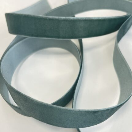 Dekoratyvinė veliūrinė juostelė, 16 mm, žalsva — siuvimo juostelė | Trys Pelėdos