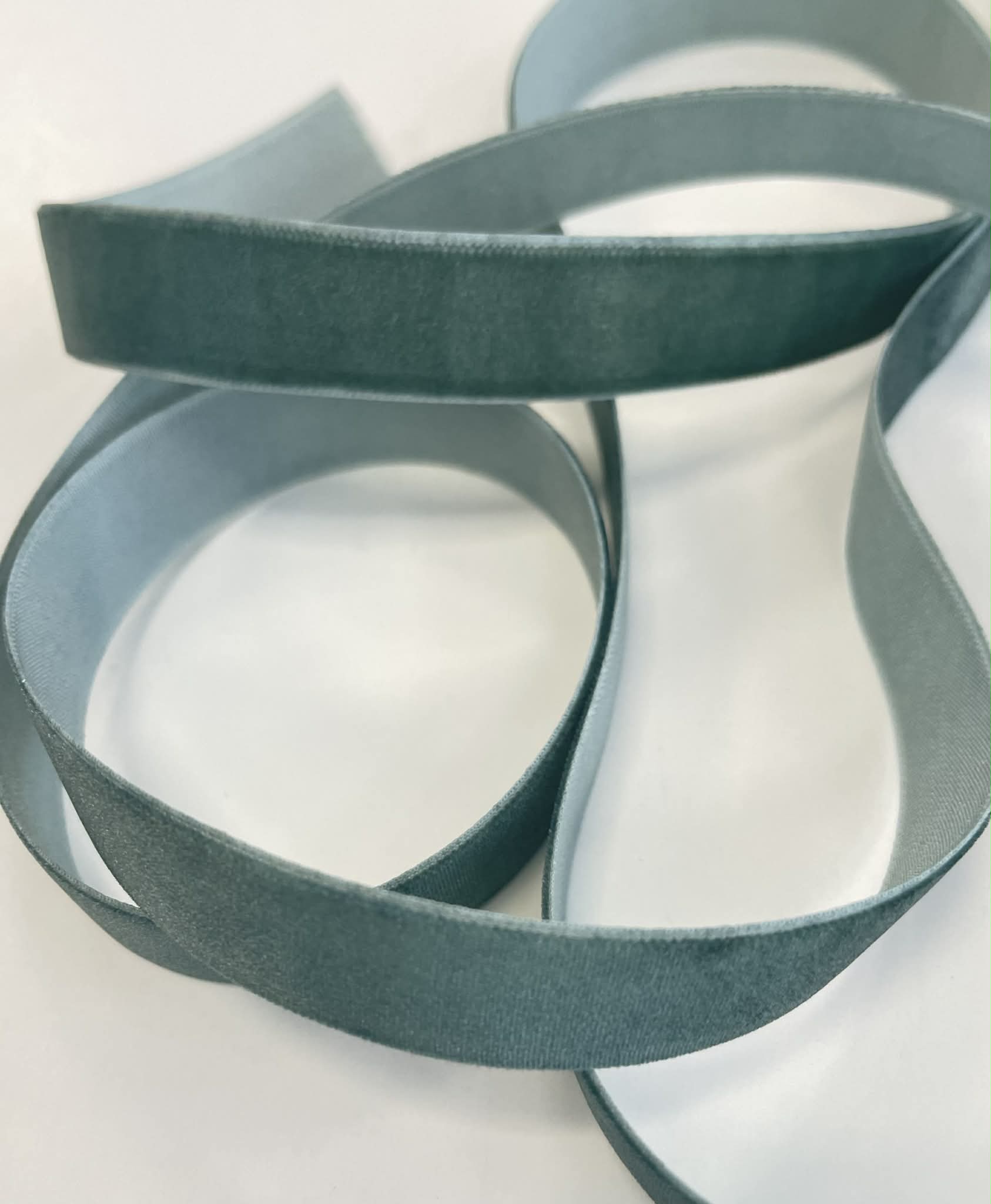 Dekoratyvinė veliūrinė juostelė, 16 mm, žalsva Dekoratyvinė veliūrinė juostelė, 16 mm, žalsva — siuvimo juostelė | Trys Pelėdos